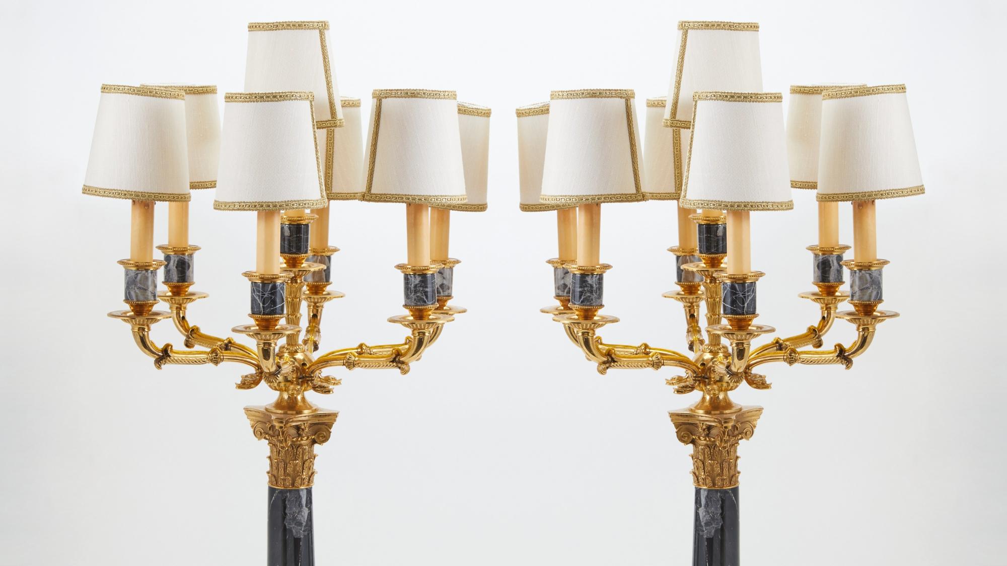 Illuminez votre espace avec le charme enchanteur de nos lampes de table candélabres à sept lumières en bronze doré italien de la fin du XXe siècle et en marbre noir. Cette exquise paire de lampes allie harmonieusement opulence et fonctionnalité pour