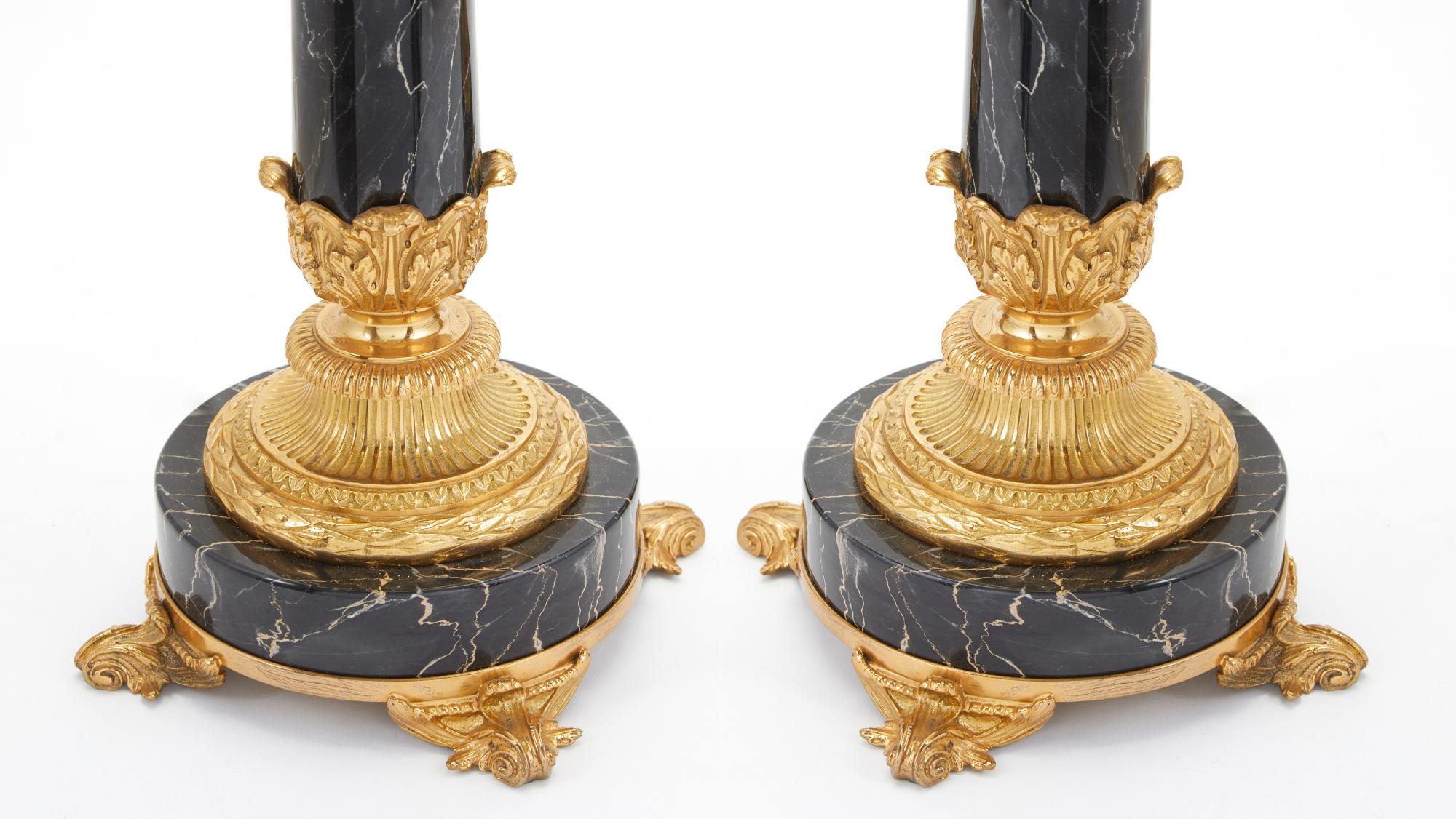 italien Bronze doré / Marbre noir Paire de chandeliers à sept lumières Lampe de table en vente