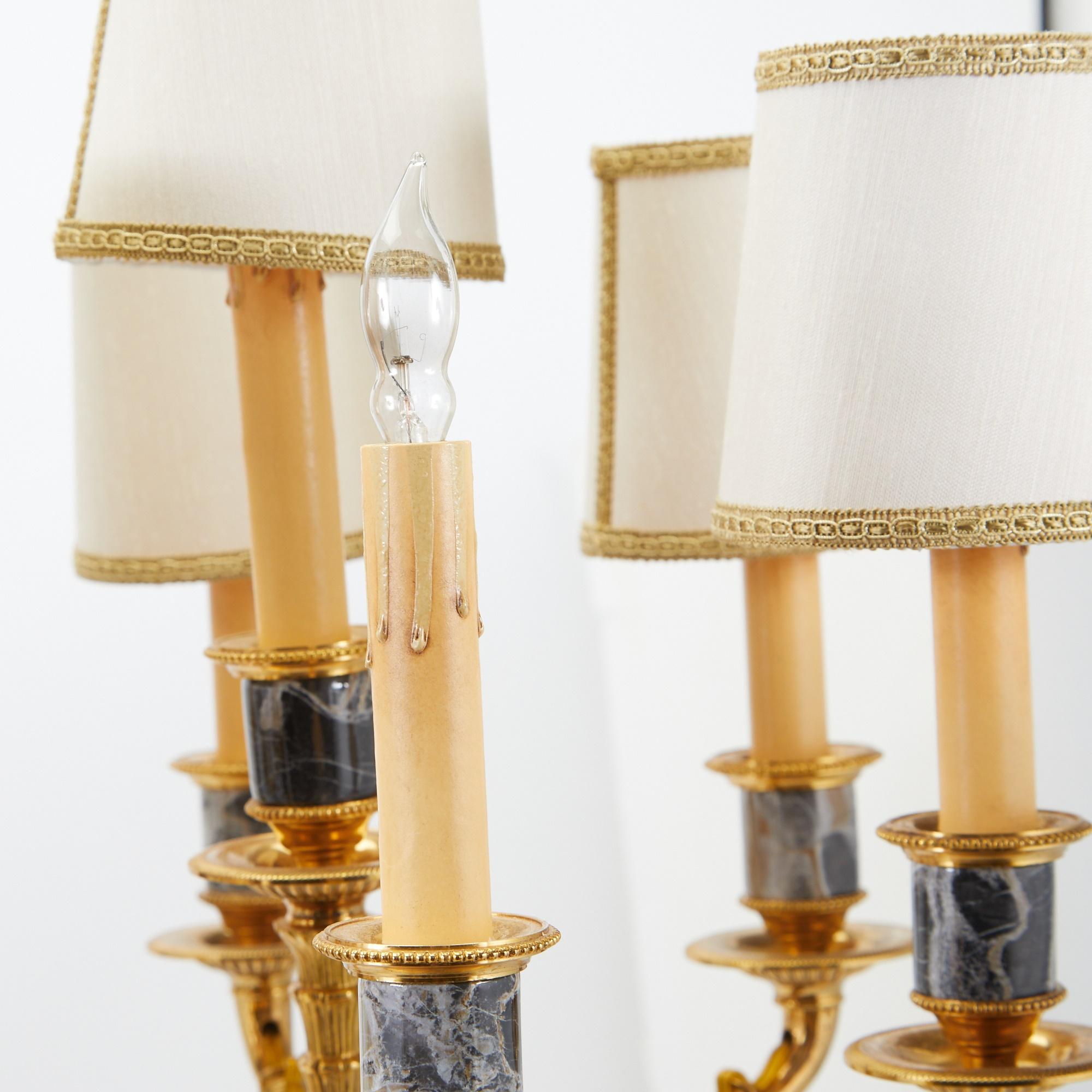 Doré Bronze doré / Marbre noir Paire de chandeliers à sept lumières Lampe de table en vente