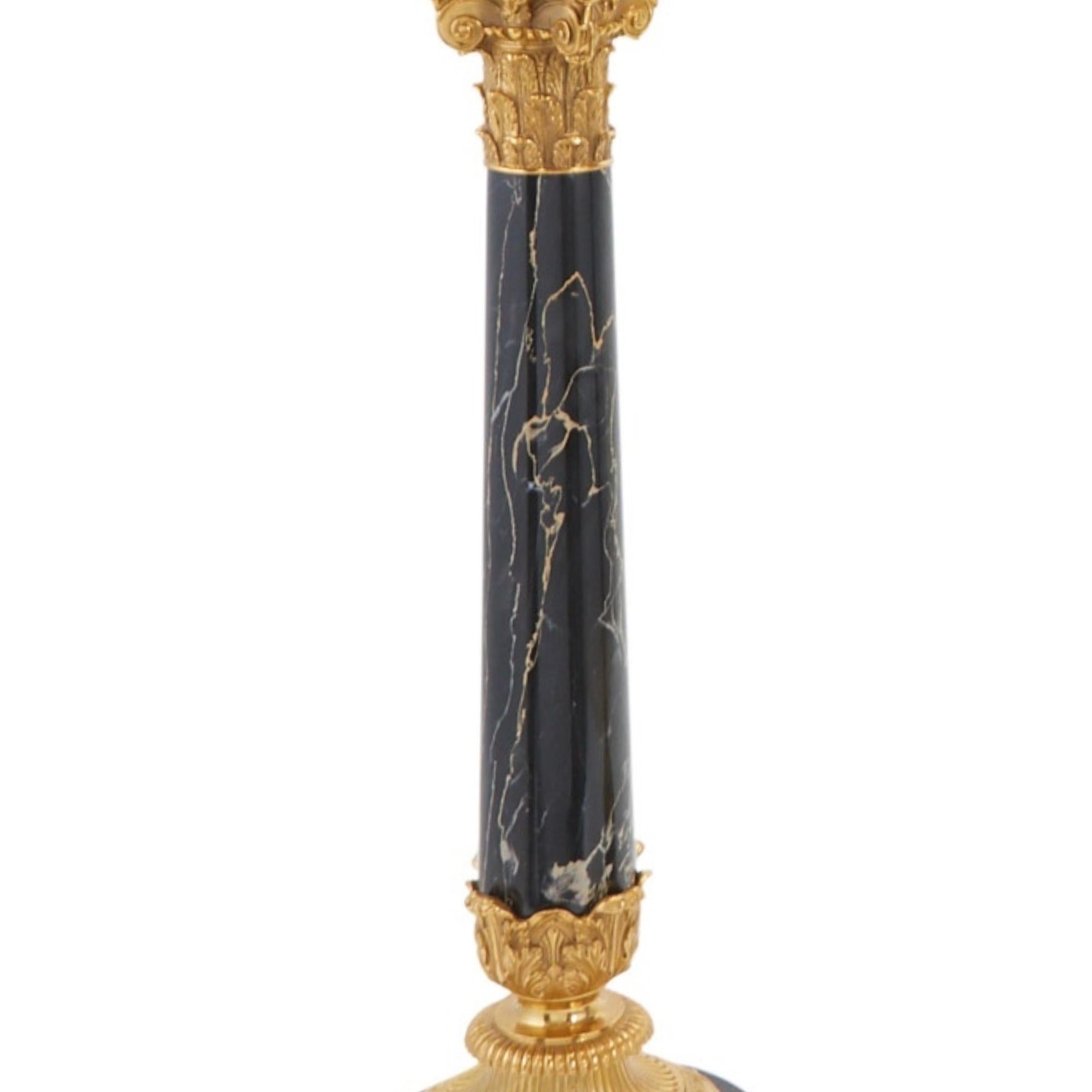 Fin du 20e siècle Bronze doré / Marbre noir Paire de chandeliers à sept lumières Lampe de table en vente