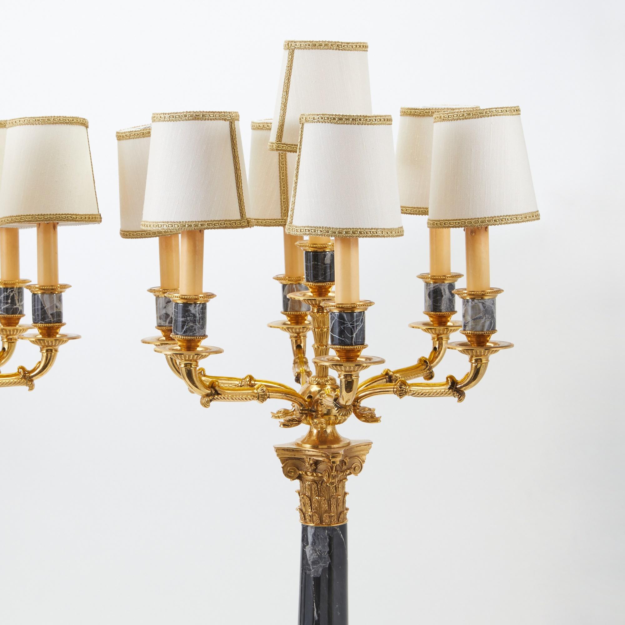 Vergoldete Bronze / Schwarzer Marmor Sieben-Licht-Kandelaber-Paar Tischlampe im Angebot 1