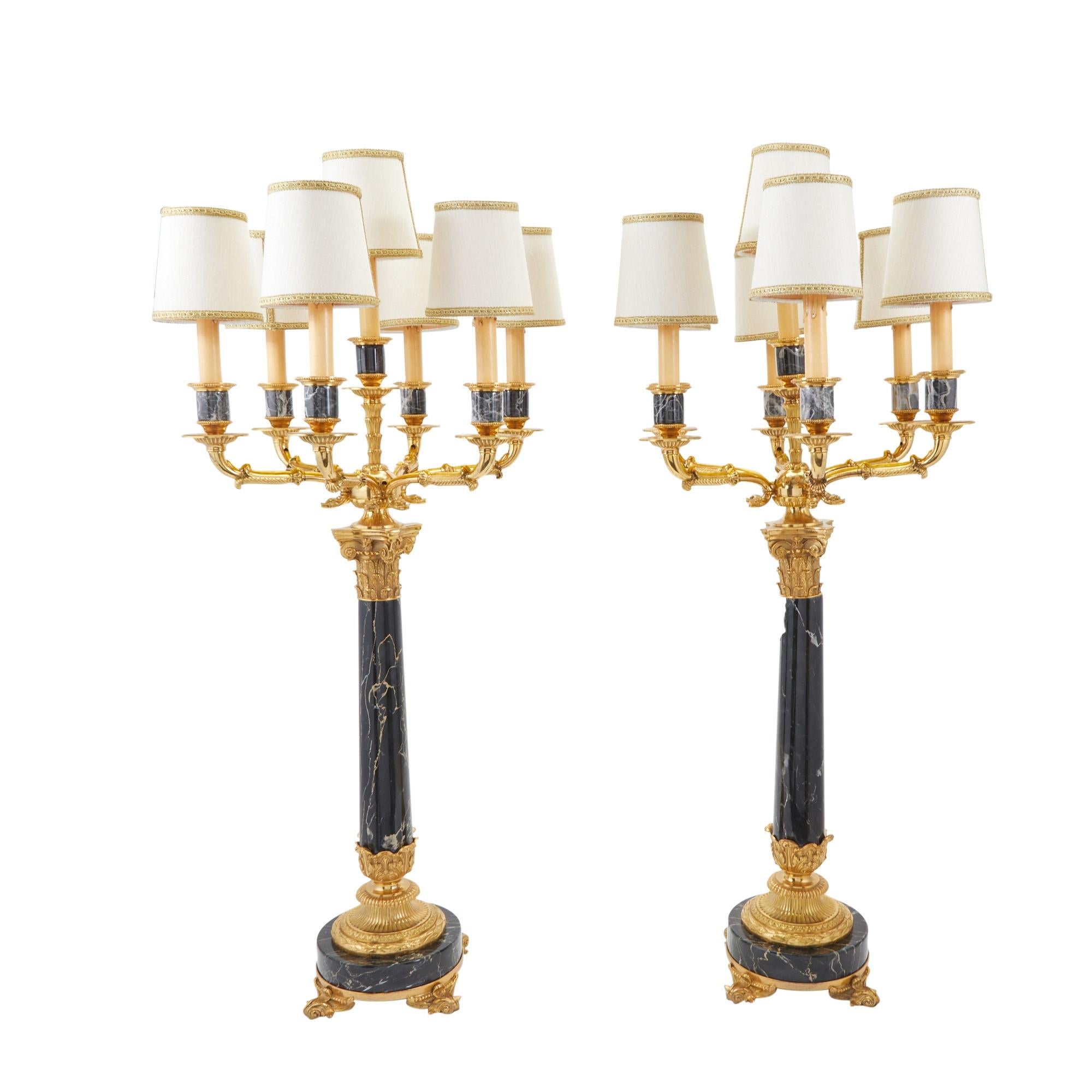 Bronze doré / Marbre noir Paire de chandeliers à sept lumières Lampe de table en vente 1