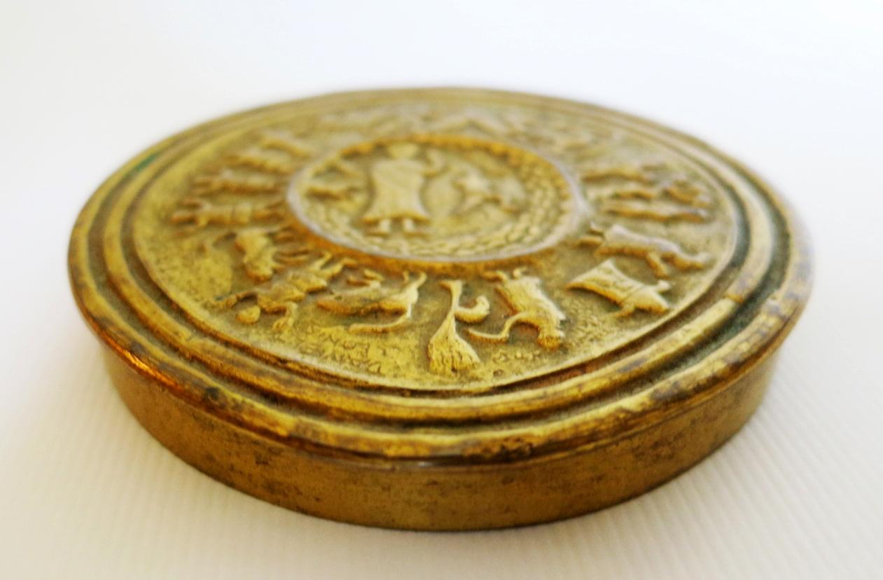Boîte ou podier en bronze doré du joaillier français Line Vautrin, dans le motif de 