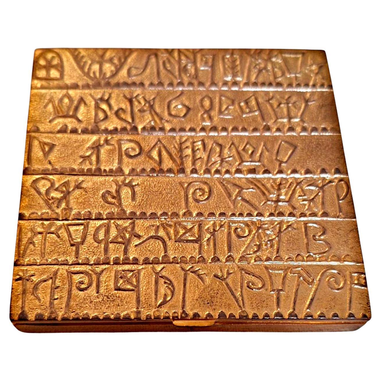 Very beautiful gilt bronze box or mirrorless compact. This object has two sides with different motifs representing the Armenian alphabet. Patina re-gilded with fine gold.

Design: Line Vautrin, Signed on the inside.

France, Paris circa
