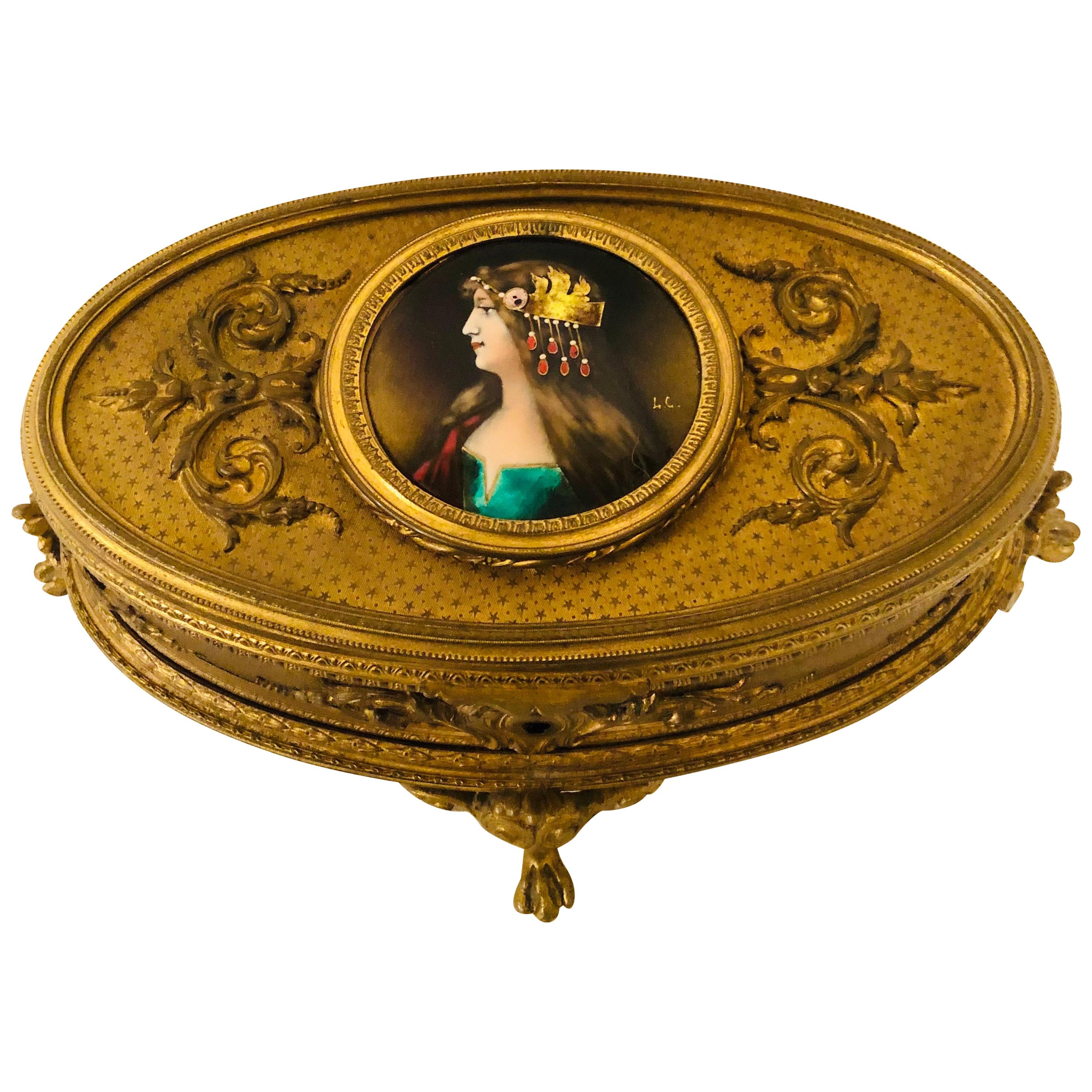 Boîte en bronze doré avec portrait en émail de belle femme sur quatre pieds surélevés