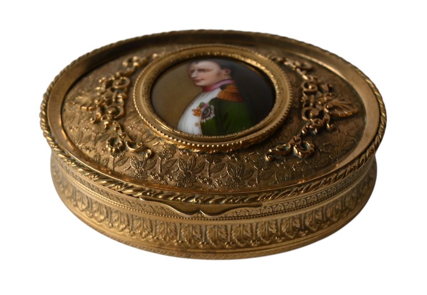 Gilt bronze box with miniature of Napoleon Bonaparte painted on porcelain from the 19th century.
7.5 x 9.5 cm, height 3.4 cm