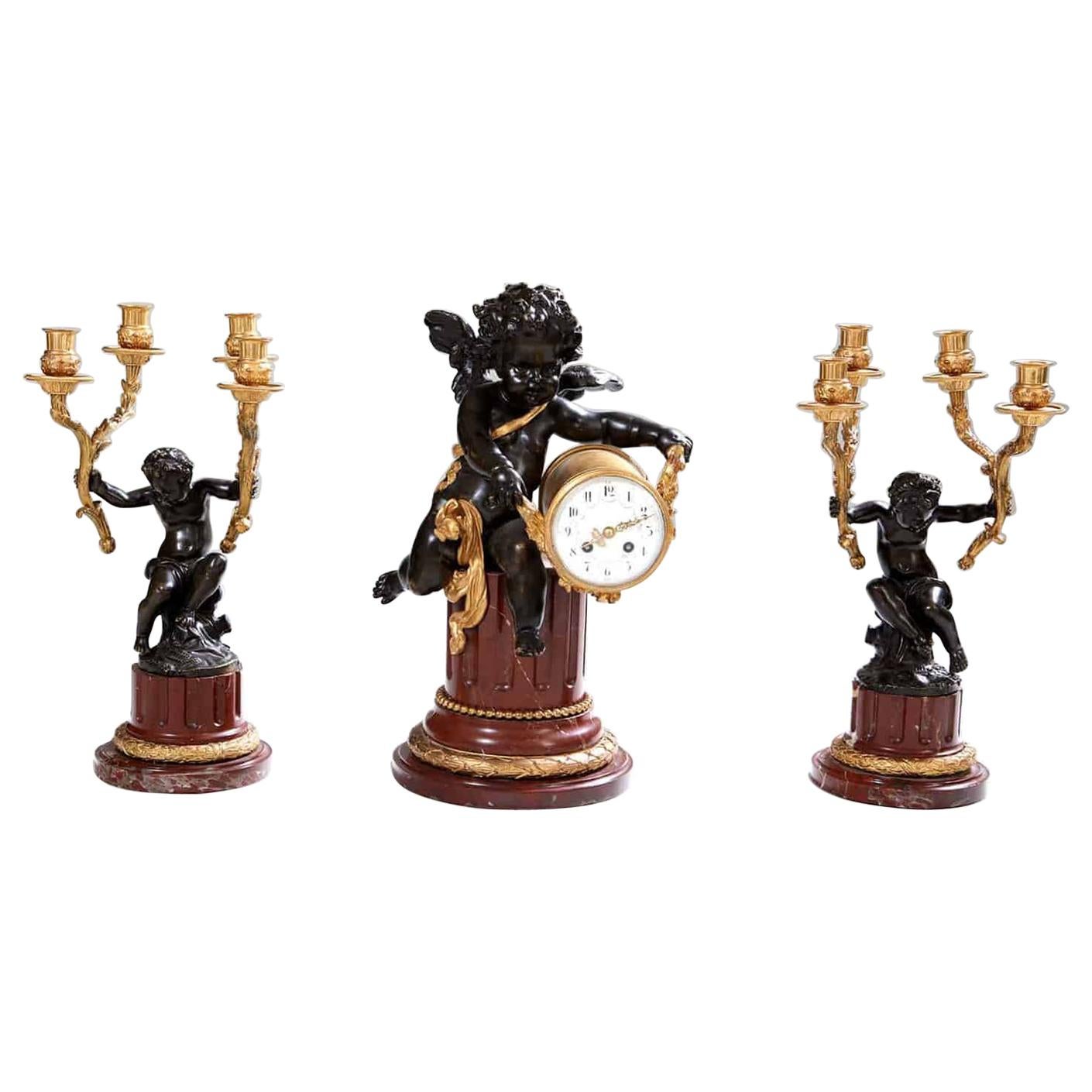 Ensemble de garnitures d'horloge en bronze doré, bronze et marbre en vente
