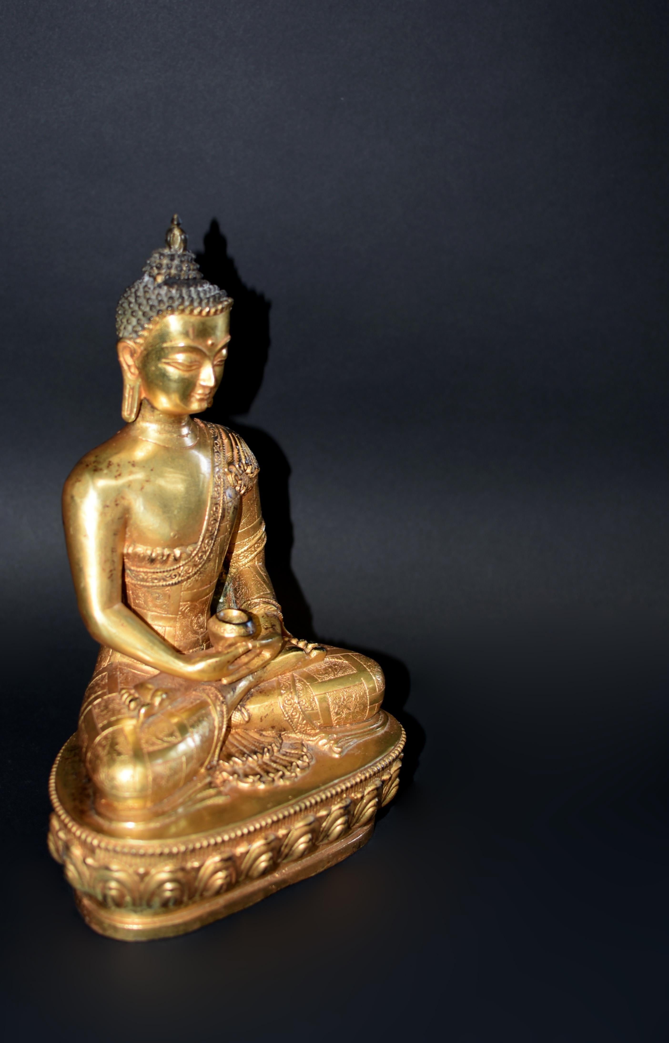 Gilt Bronze Buddha in Patchwork Robe For Sale 1
