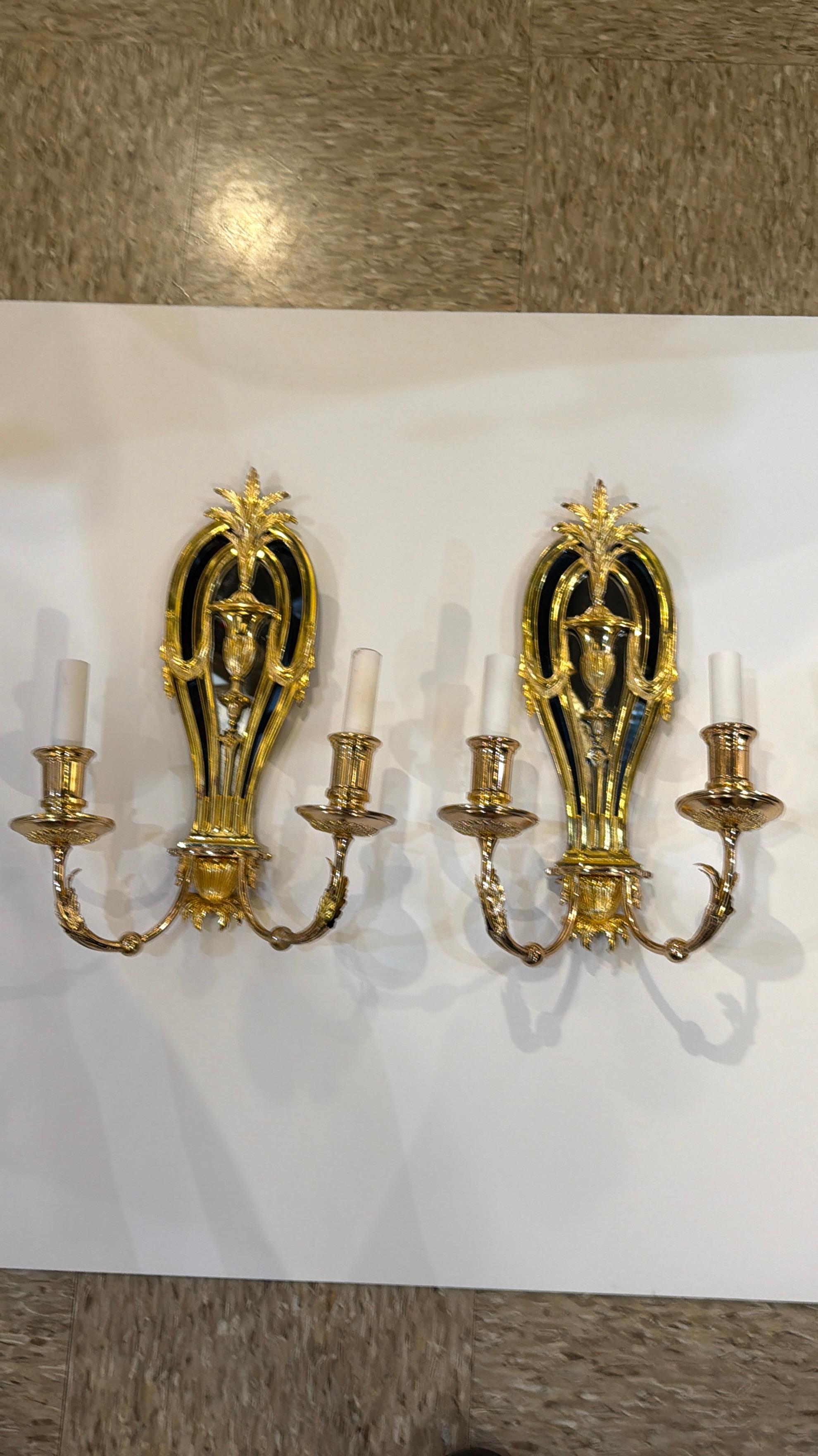 1920 Caldwell Bronze Sconces with Mirror and Cobalt Glass Estadounidense en venta
