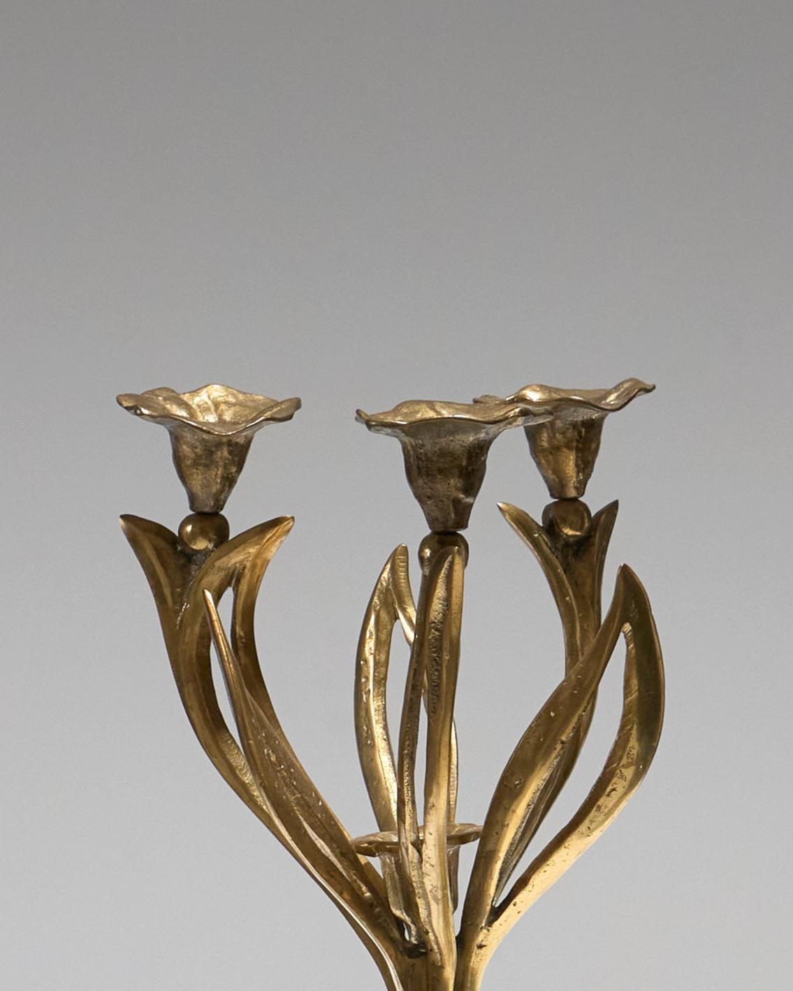 Bougeoir en bronze massif doré, formant un bouquet composé de quatre feux, dont un central. Très bel état général. Travail de style Art Nouveau, probablement une réédition de qualité des années 1960.