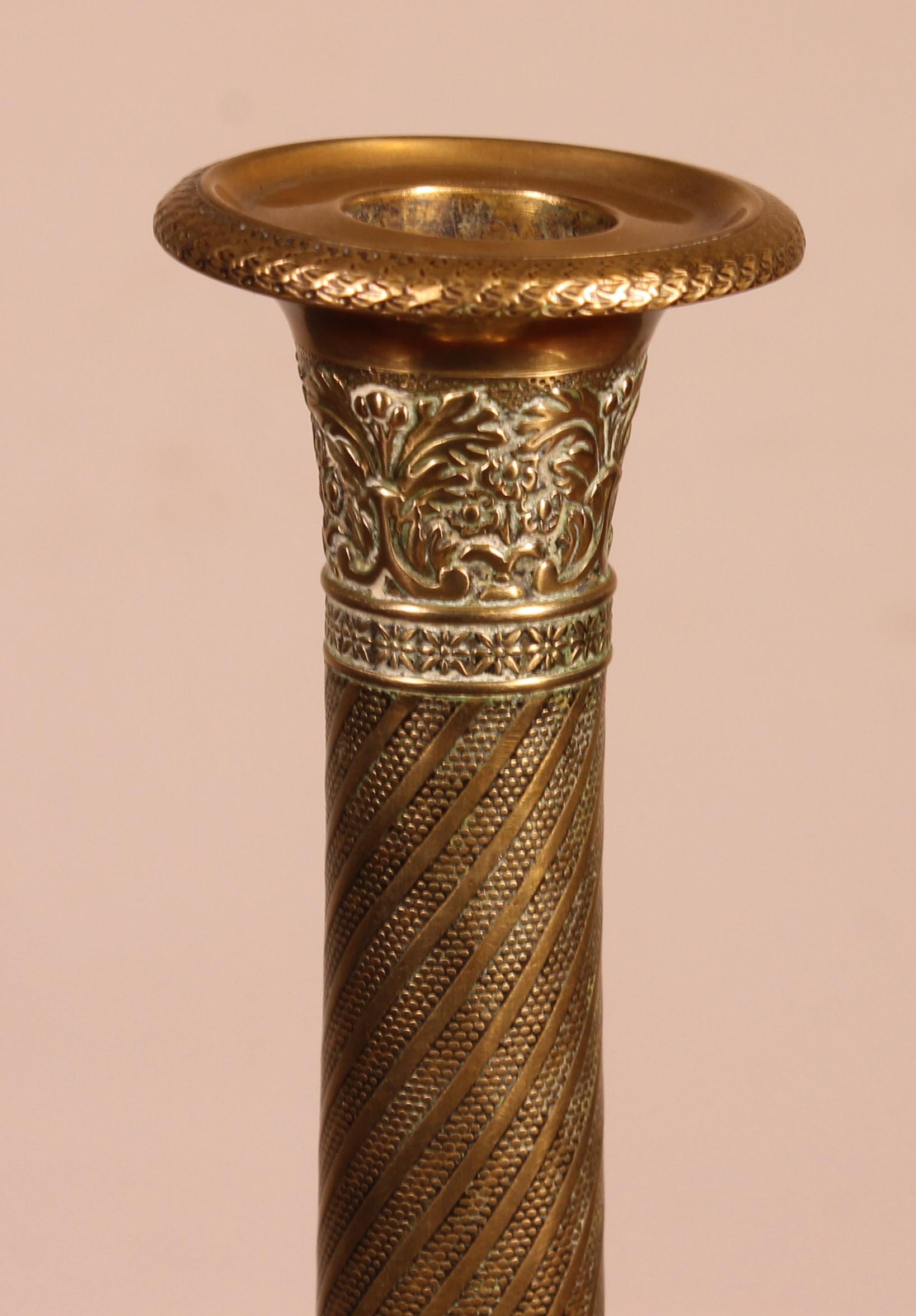 Candeliere in bronzo dorato, finemente cesellato e guilloché, periodo Impero.

Decorato con foglie d'acanto e spighe di grano.
Opera francese, inizio del XIX secolo.

