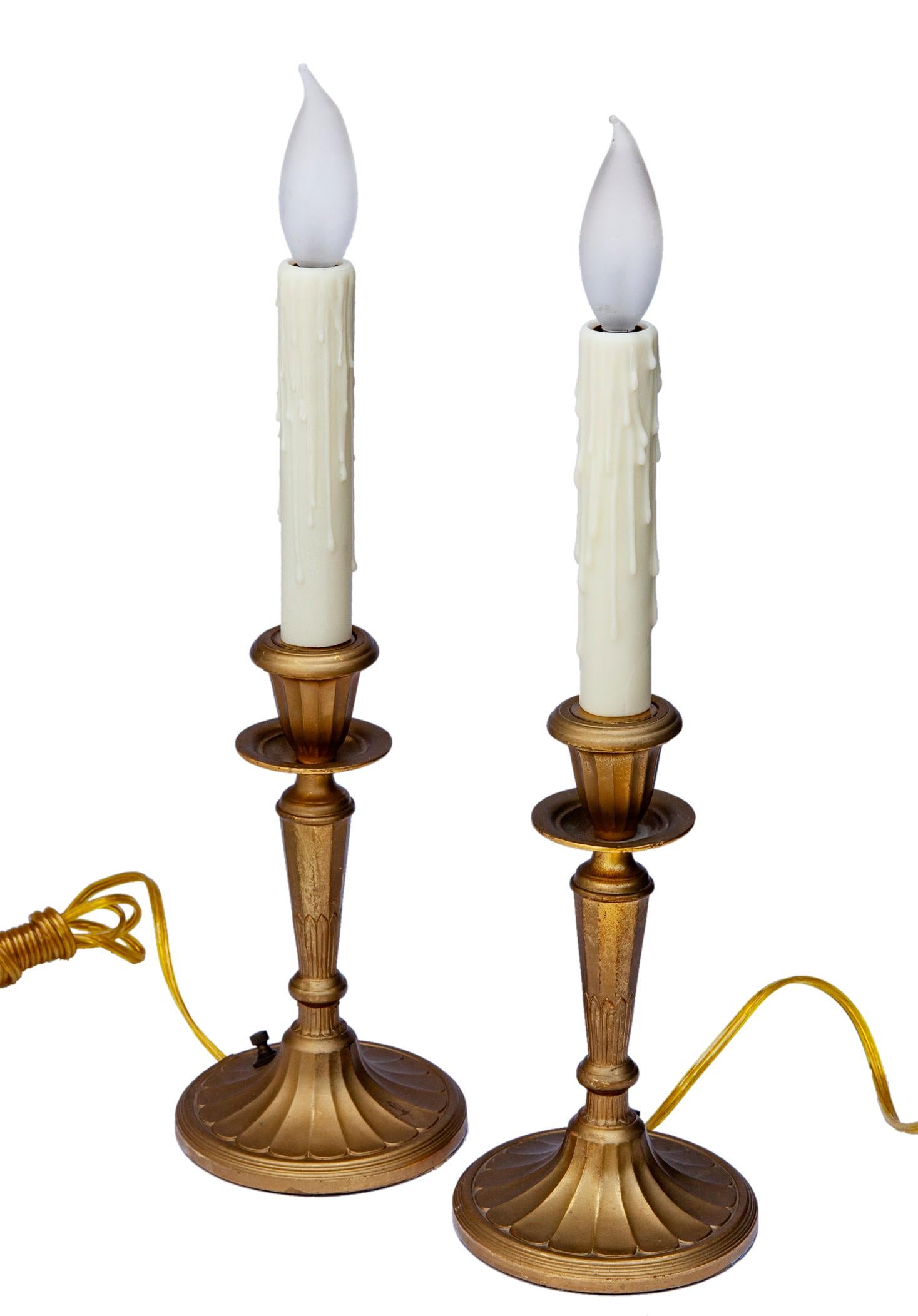 Les lampes-bougies en laiton doré ont été recâblées en utilisant l'interrupteur d'origine sur la base.
Les chandeliers sont ornés d'une cannelure.
Les lampes reposent sur une base ovale. 
Ils peuvent être utilisés avec ou sans abat-jour à clipser.
