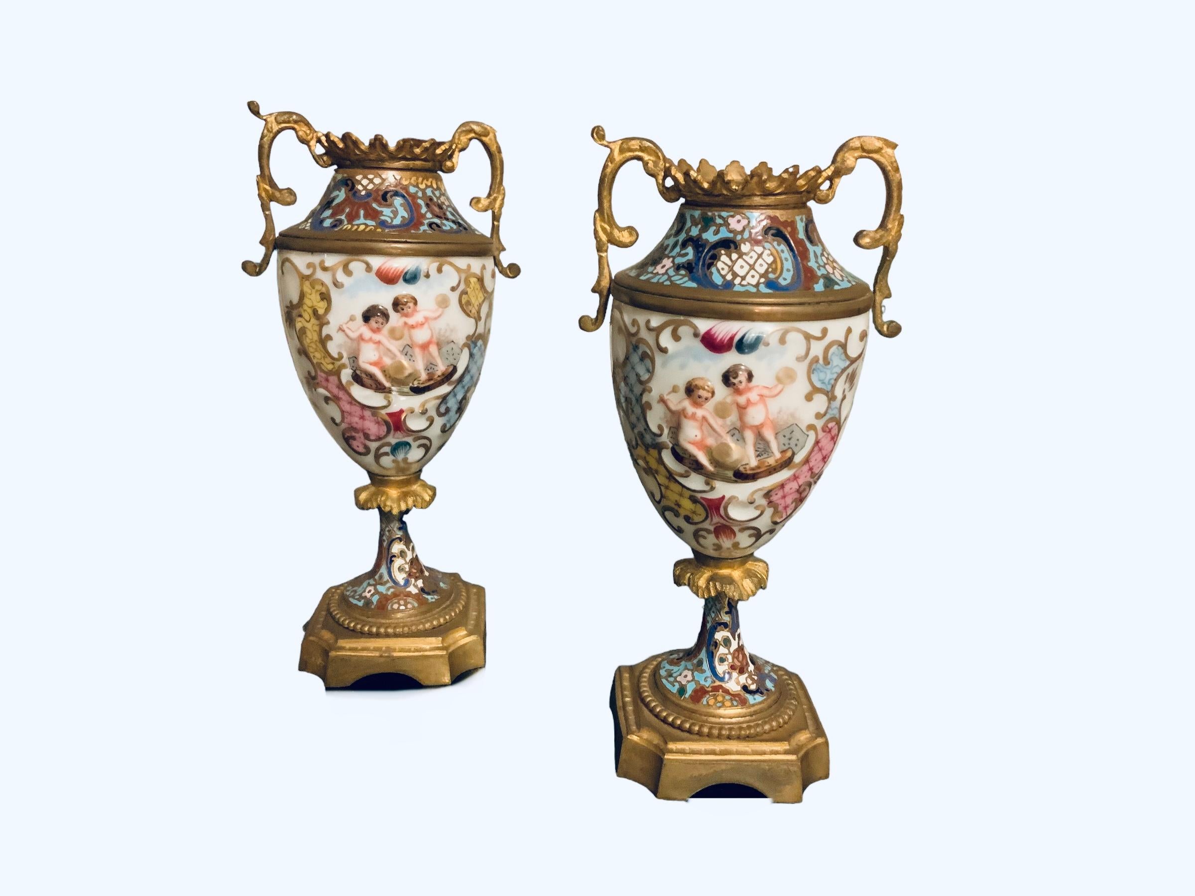 Renaissance Paire de petites urnes champlevées en bronze doré et porcelaine de Capodimonte en vente