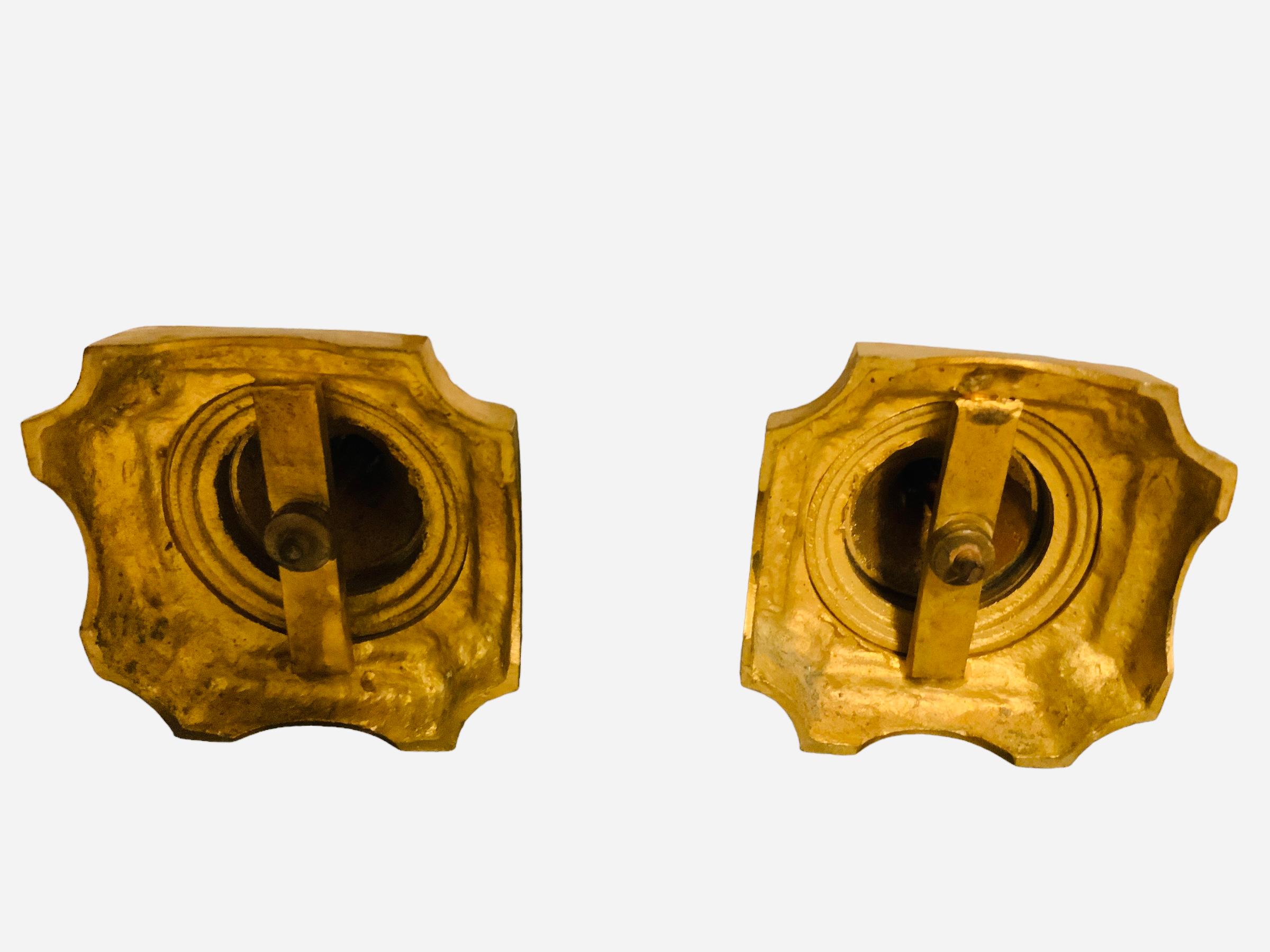 Embossé Paire de petites urnes champlevées en bronze doré et porcelaine de Capodimonte en vente