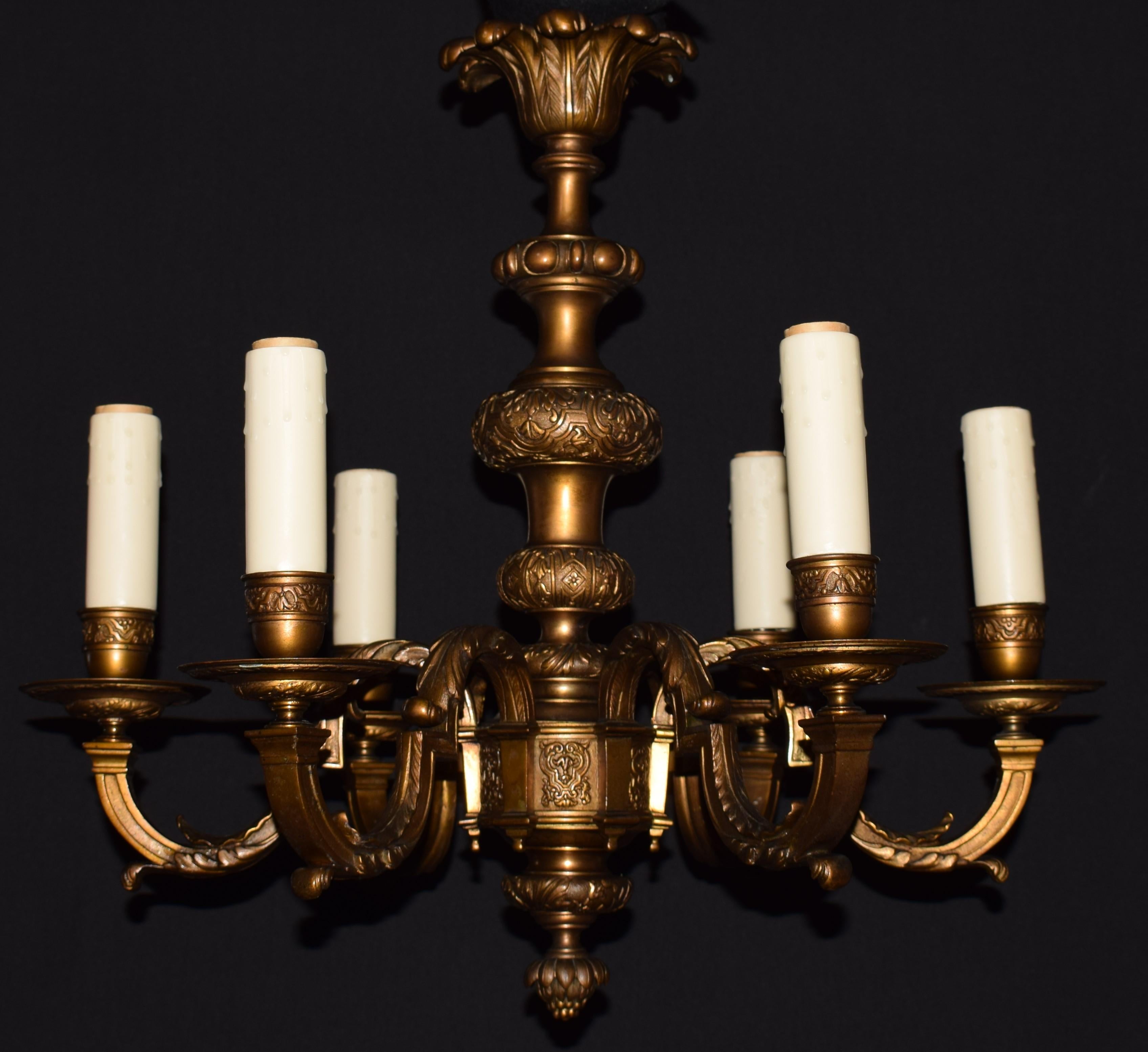 Un beau lustre à 6 lumières en bronze doré. Grande qualité. Patine d'origine. 
France, vers 1920. 
Dimensions : Hauteur 21