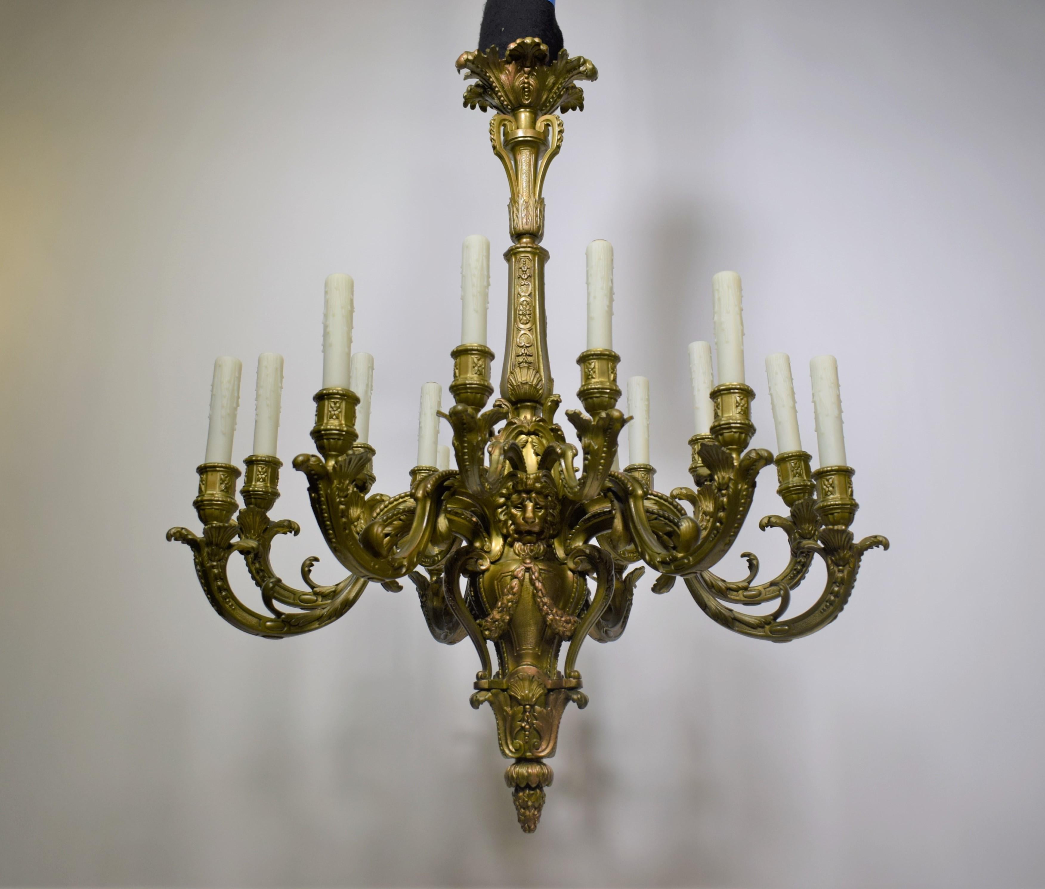 Lustre de style Régence en bronze doré représentant des masques de lion. France, datant d'environ 1900.
16 lumières
Dimensions : hauteur 39