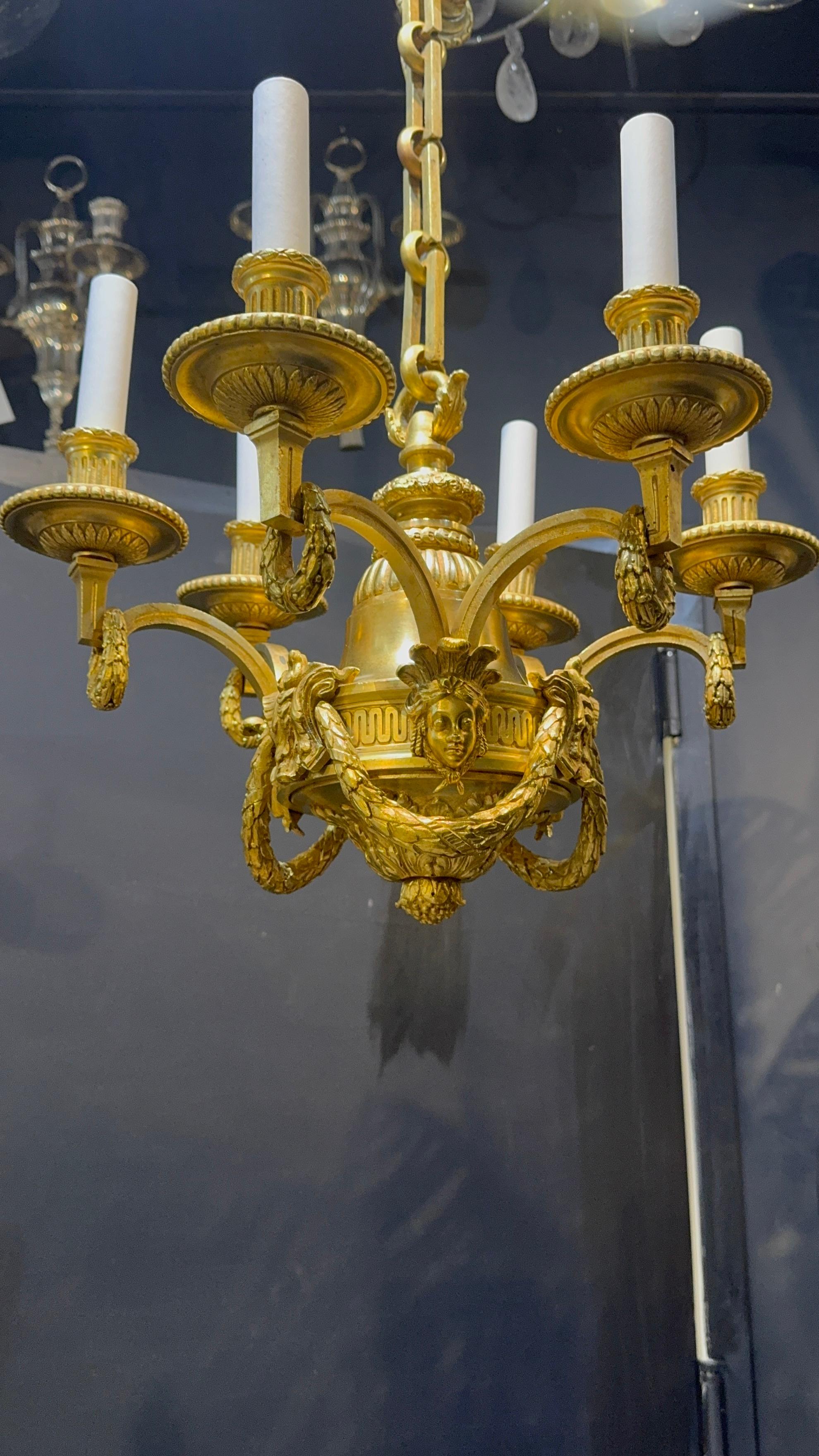 Bellissimo lampadario a 6 luci in bronzo dorato della fine del XIX secolo con ghirlande.