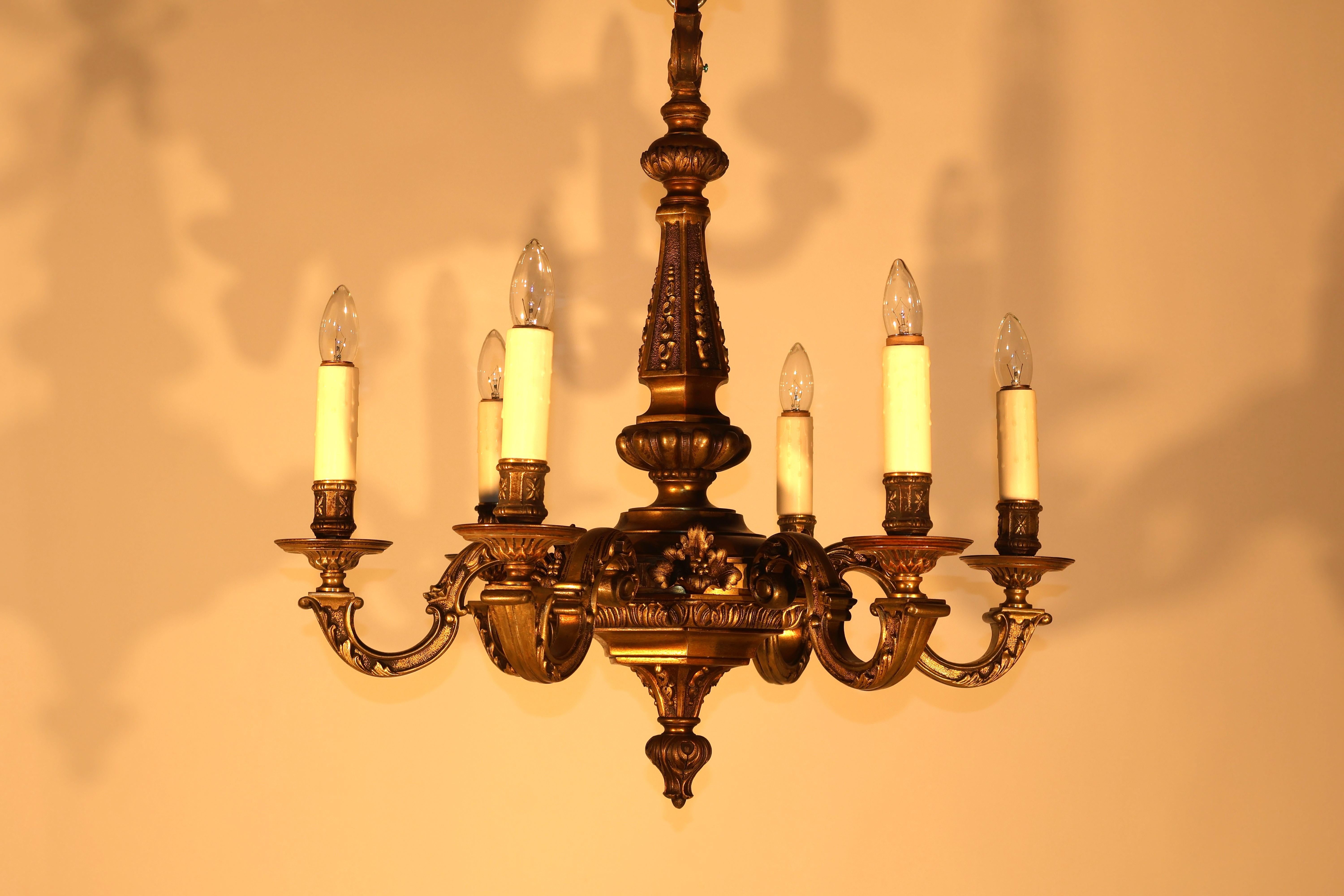 Lampadario in bronzo dorato in stile Reggenza in vendita 2