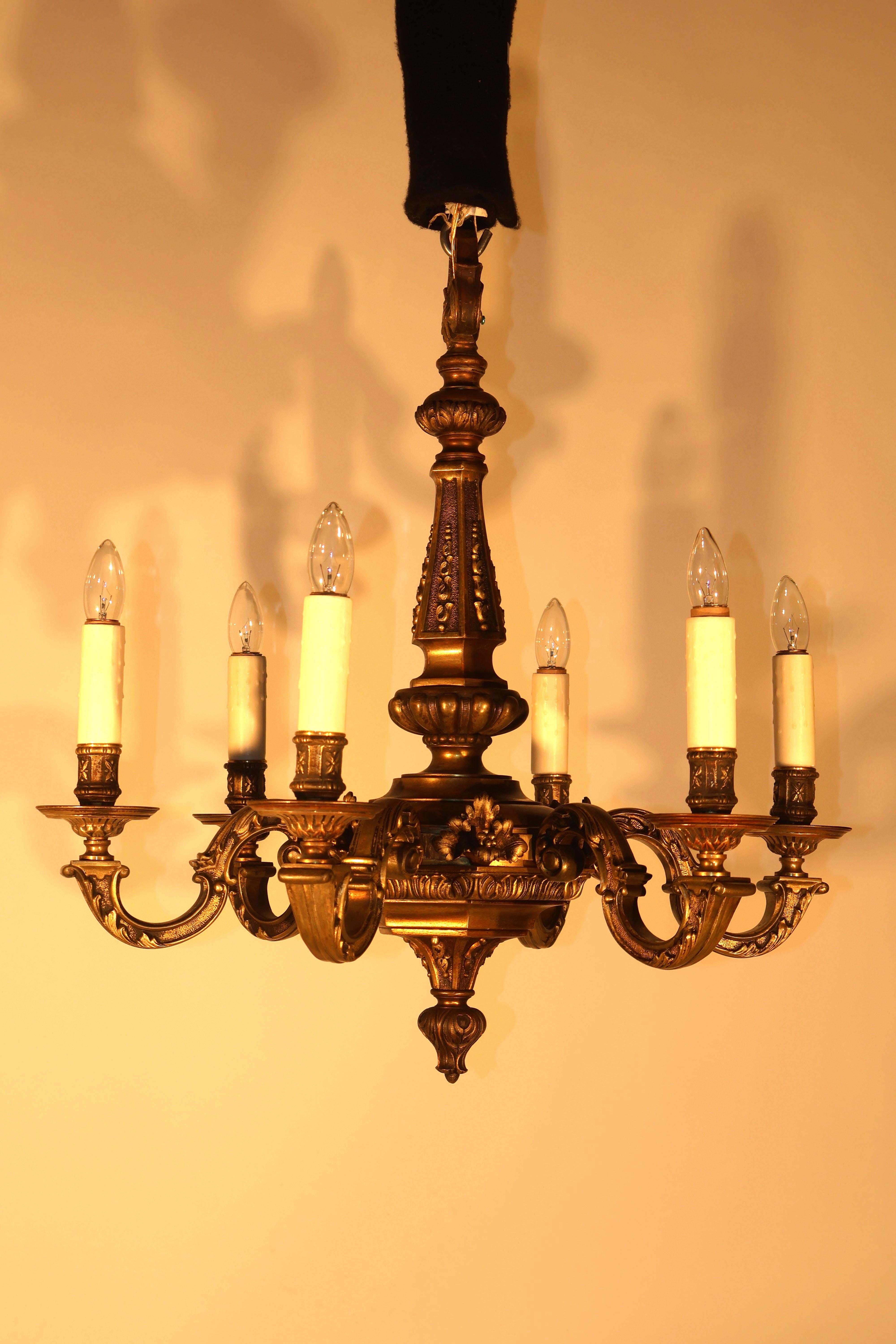 Lampadario in bronzo dorato in stile Reggenza in vendita 3