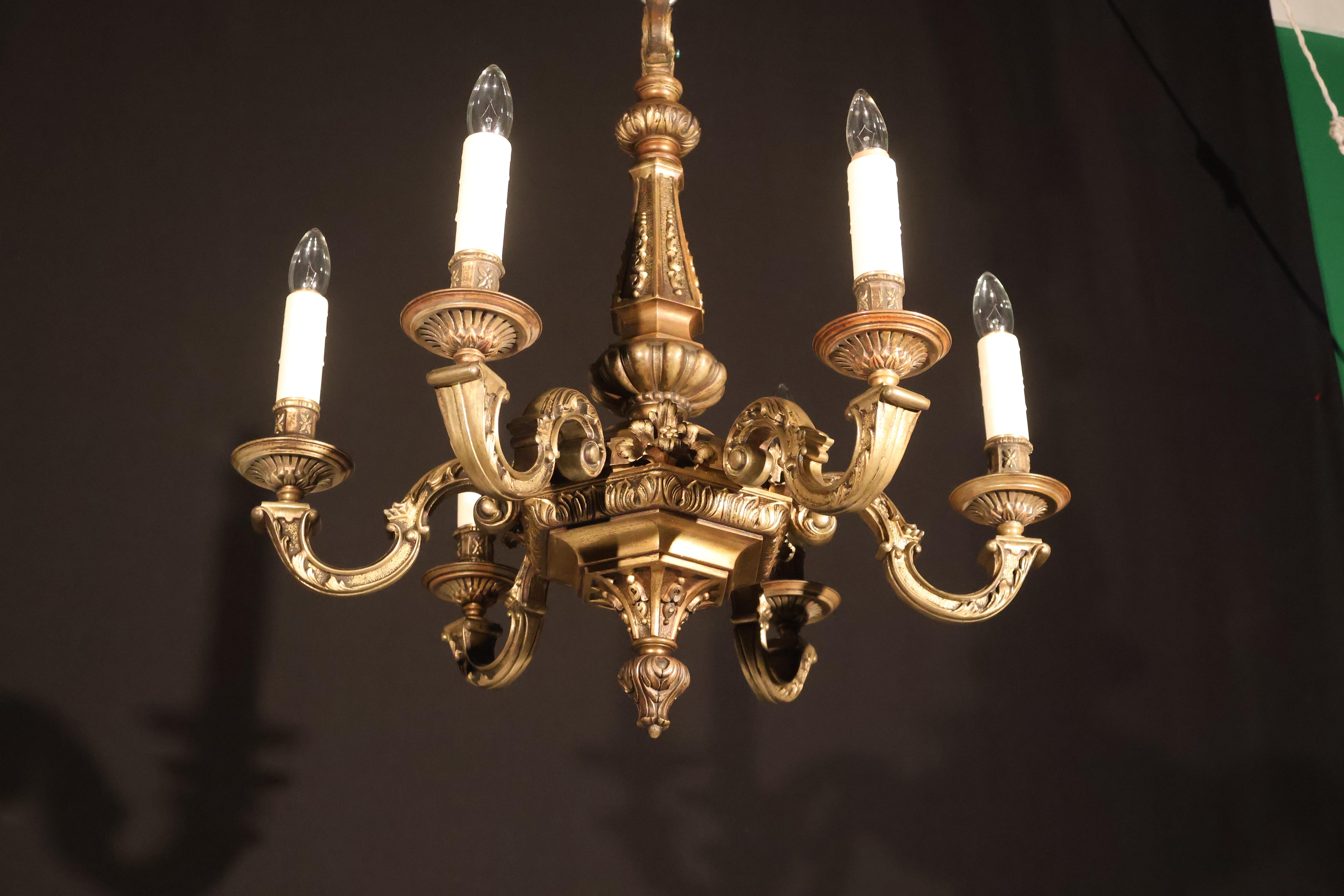 Lampadario in bronzo dorato in stile Reggenza in vendita 4