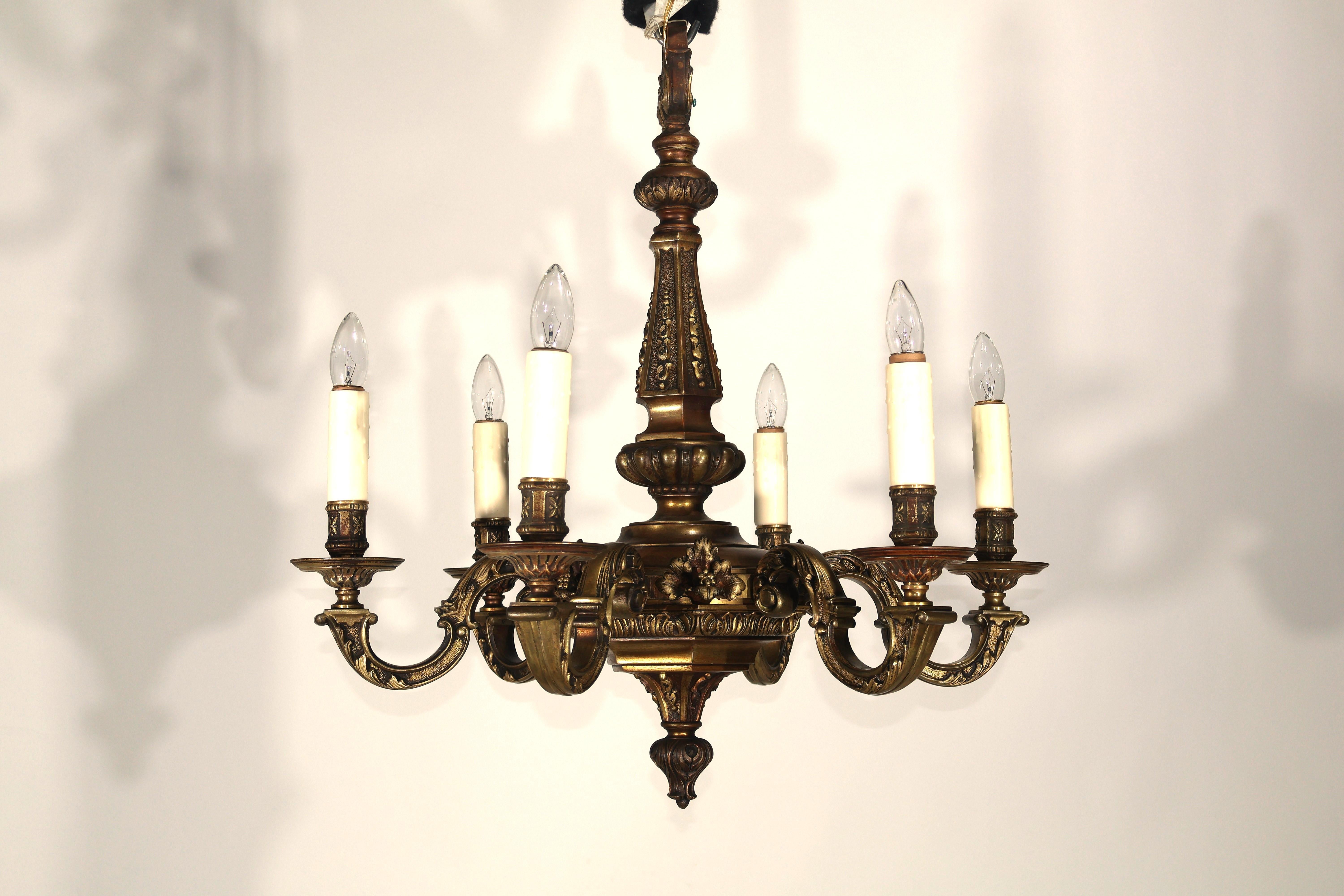 Un raffinato lampadario in bronzo dorato di gusto Regency. Doratura originale. 6 luci.
Francia, circa 1910. 
Dimensioni: Altezza 29