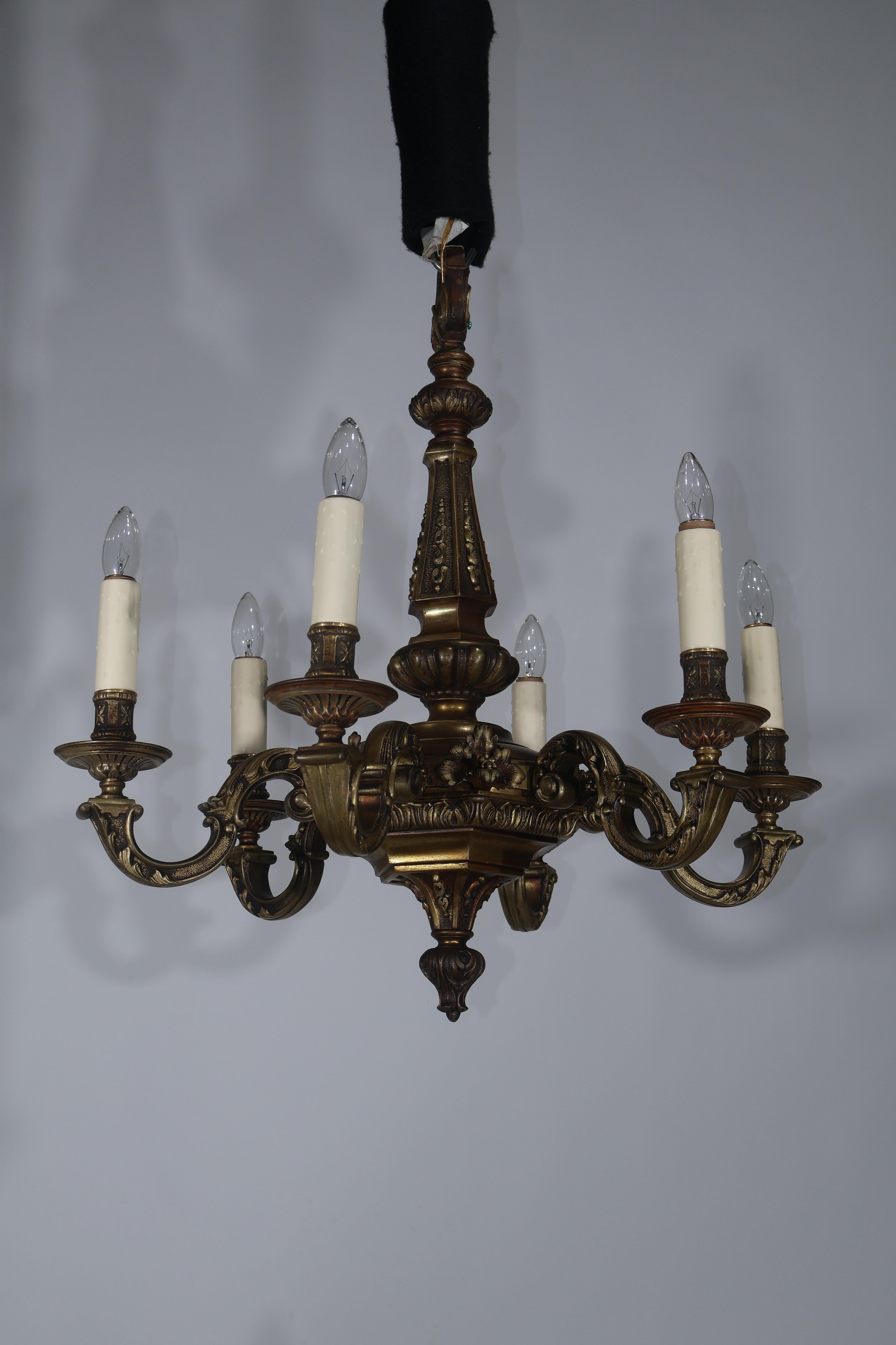 Lampadario in bronzo dorato in stile Reggenza In condizioni buone in vendita a Atlanta, GA