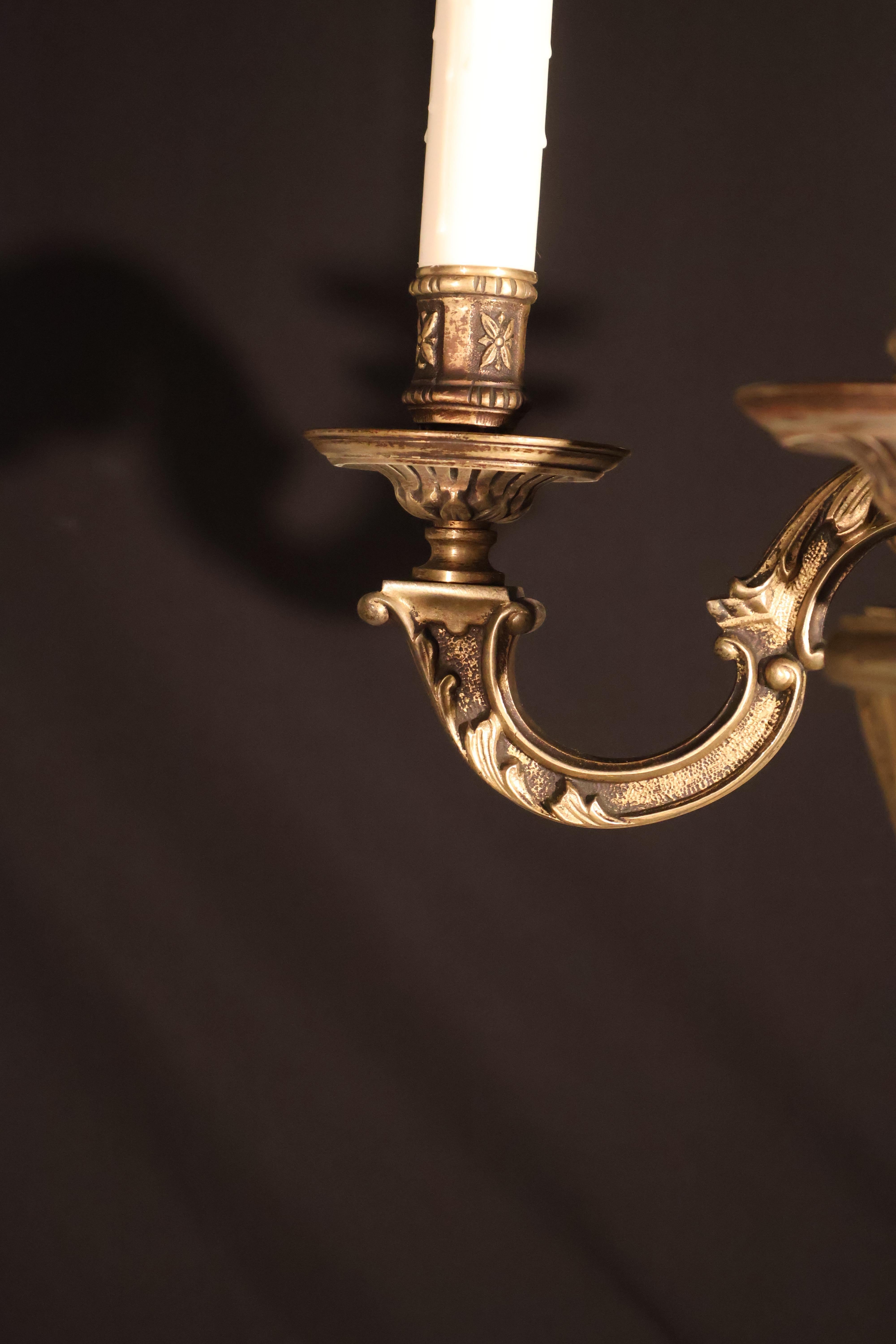 Inizio XX secolo Lampadario in bronzo dorato in stile Reggenza in vendita