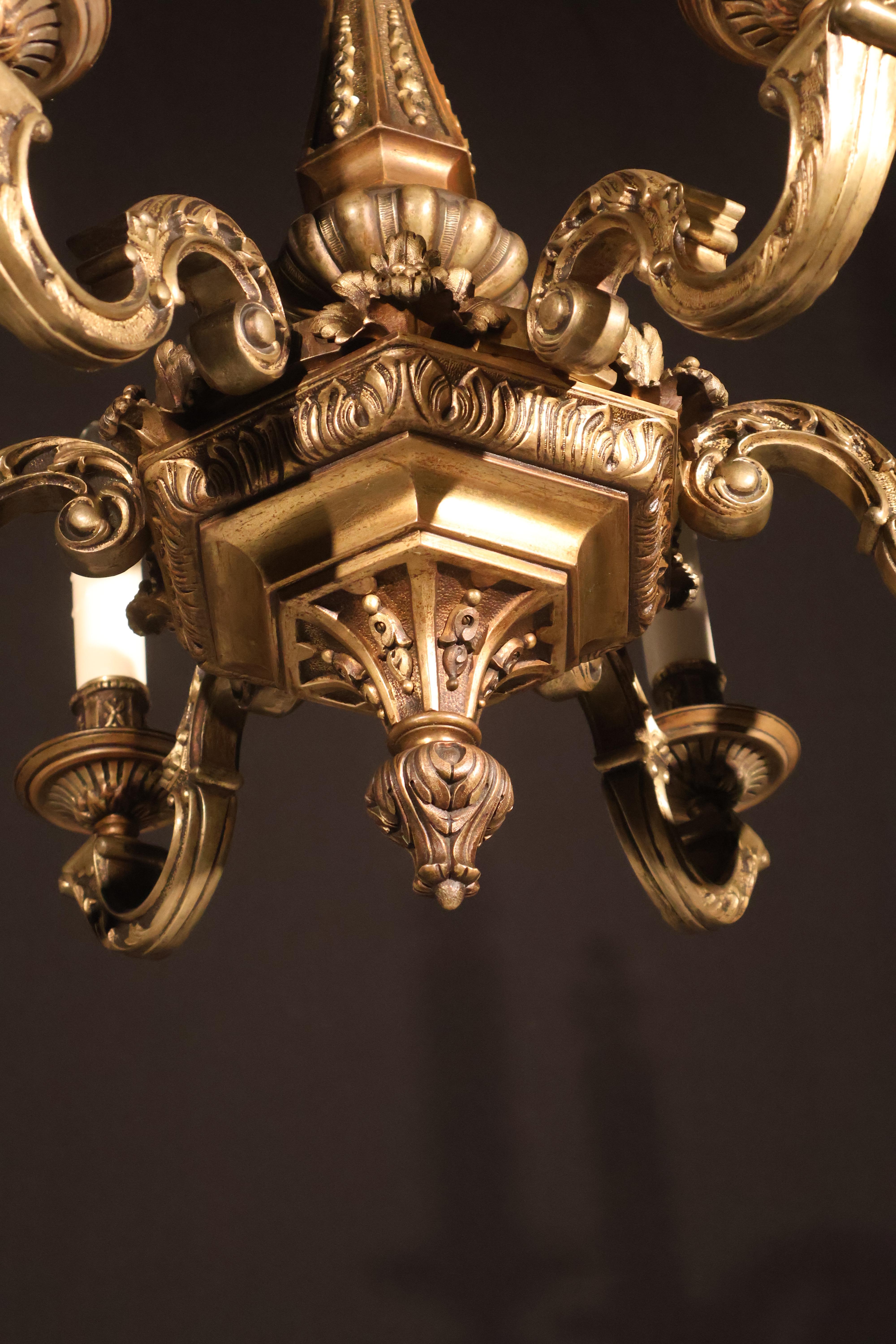 Lampadario in bronzo dorato in stile Reggenza in vendita 1