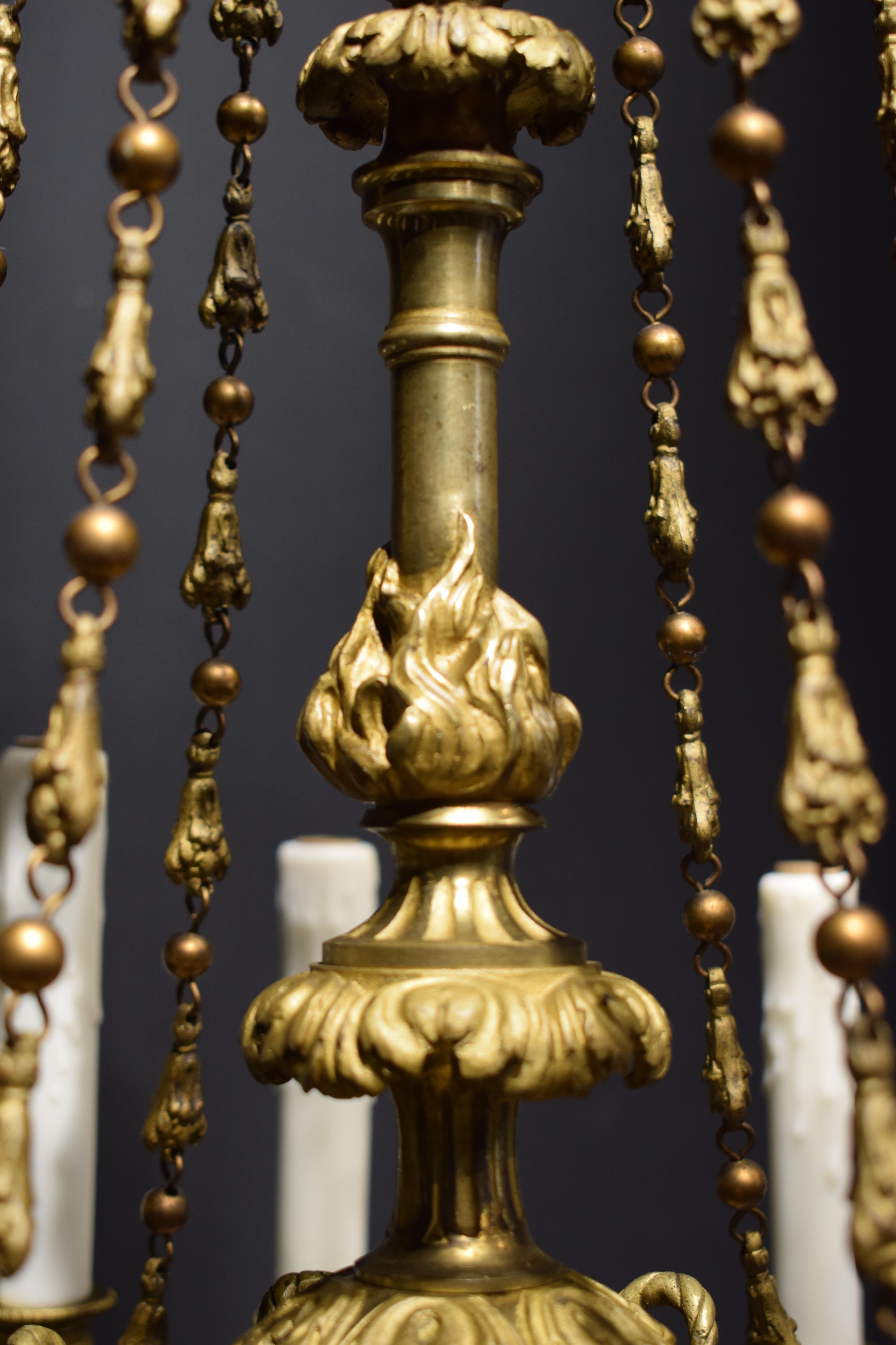 Vergoldeter Bronze-Kronleuchter, ursprünglich für Kerzen im Angebot 4