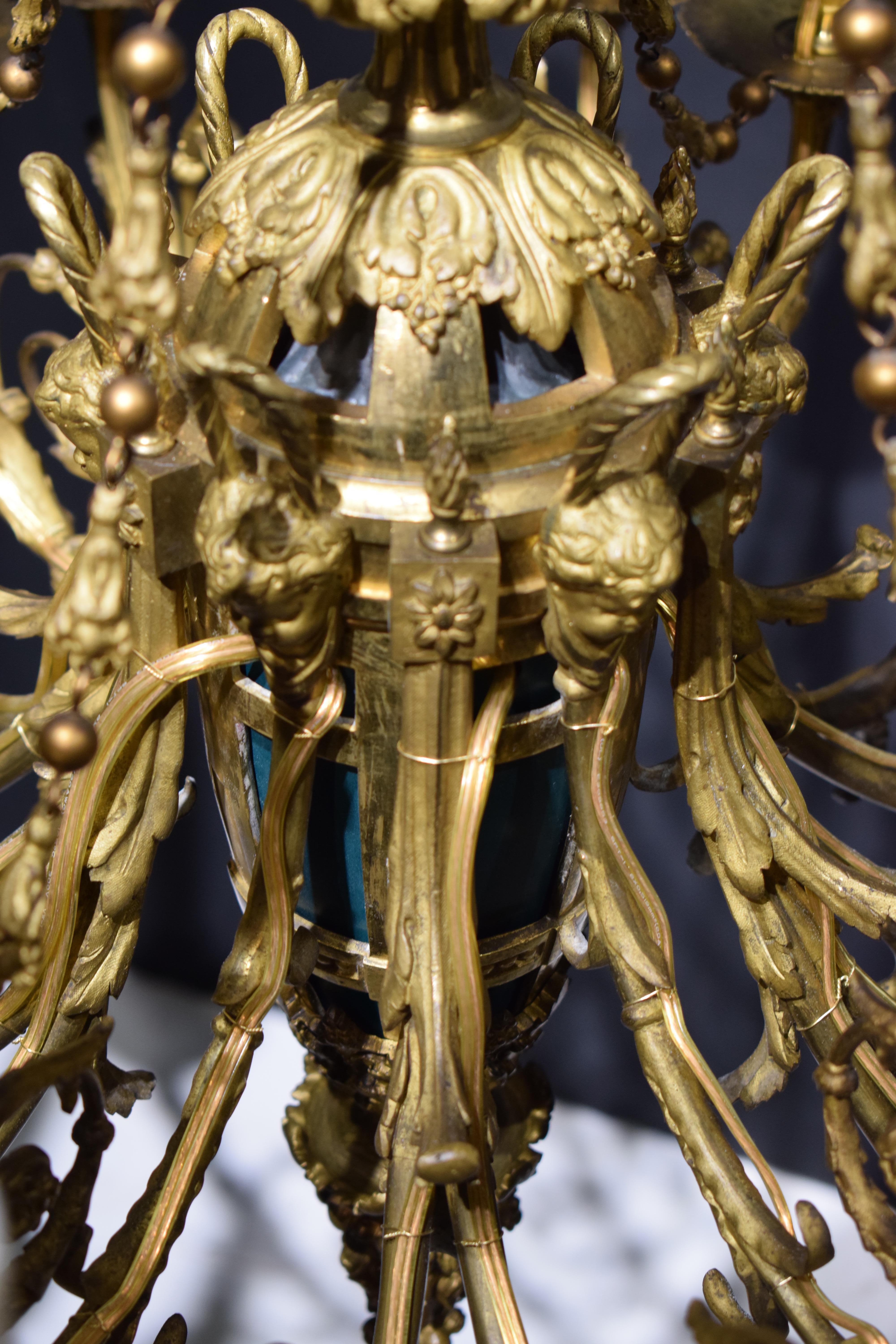 Lustre en bronze doré à l'origine pour les bougies en vente 8