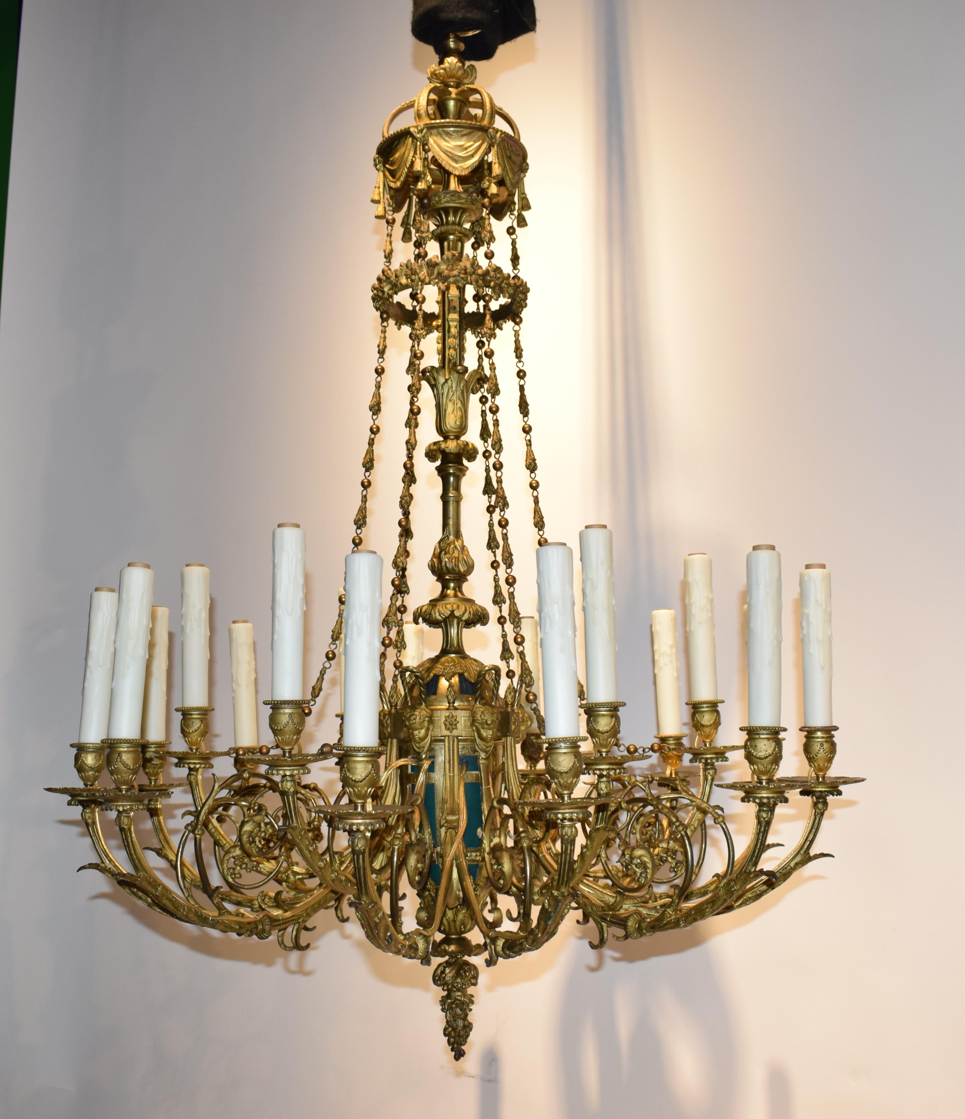 Außergewöhnlicher Kronleuchter aus vergoldeter Bronze ursprünglich für Kerzen (jetzt elektrifiziert)
Frankreich, um 1880. 18 Lichter. 
Abmessungen: Höhe 46
