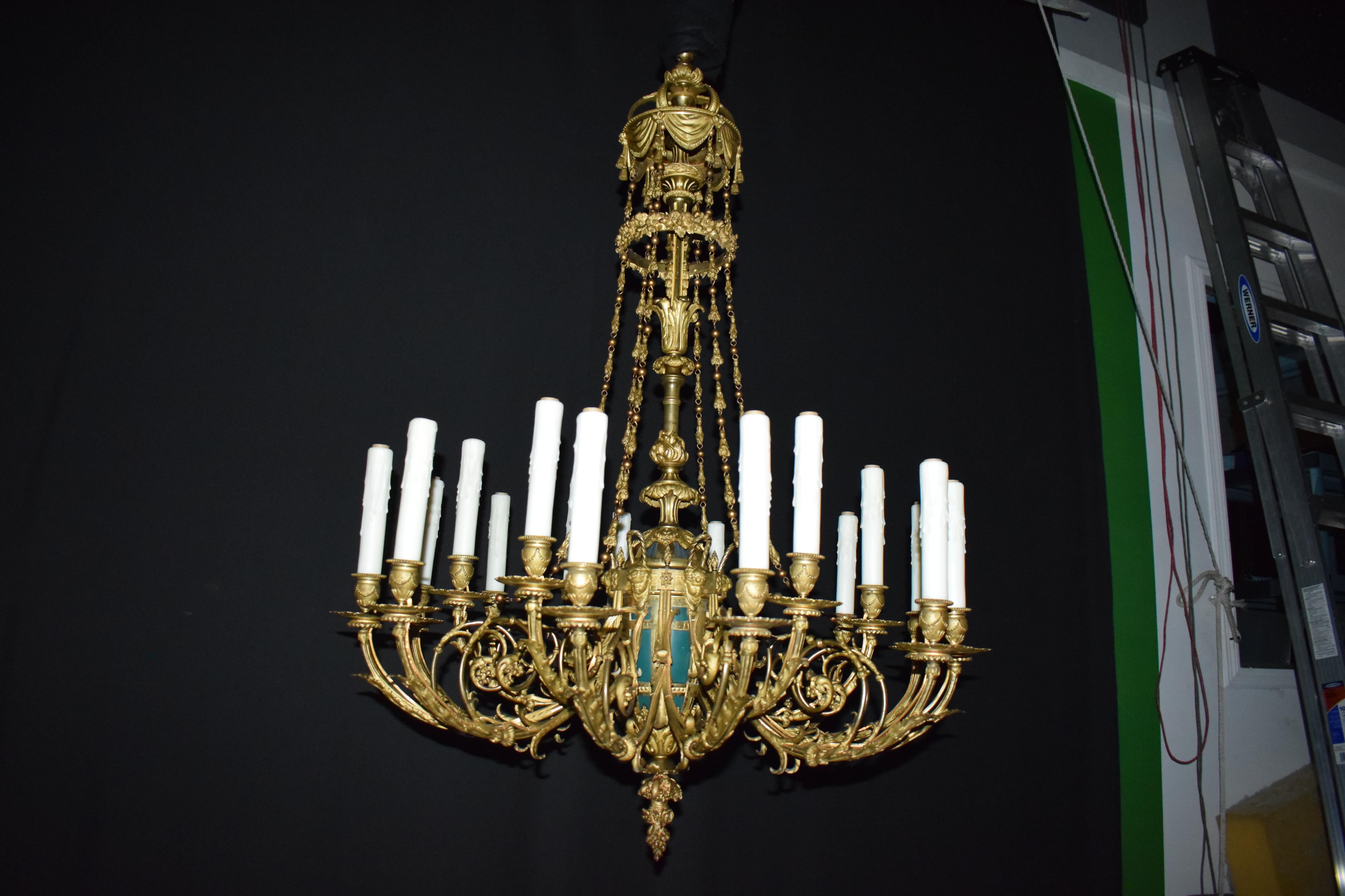 Français Lustre en bronze doré à l'origine pour les bougies en vente