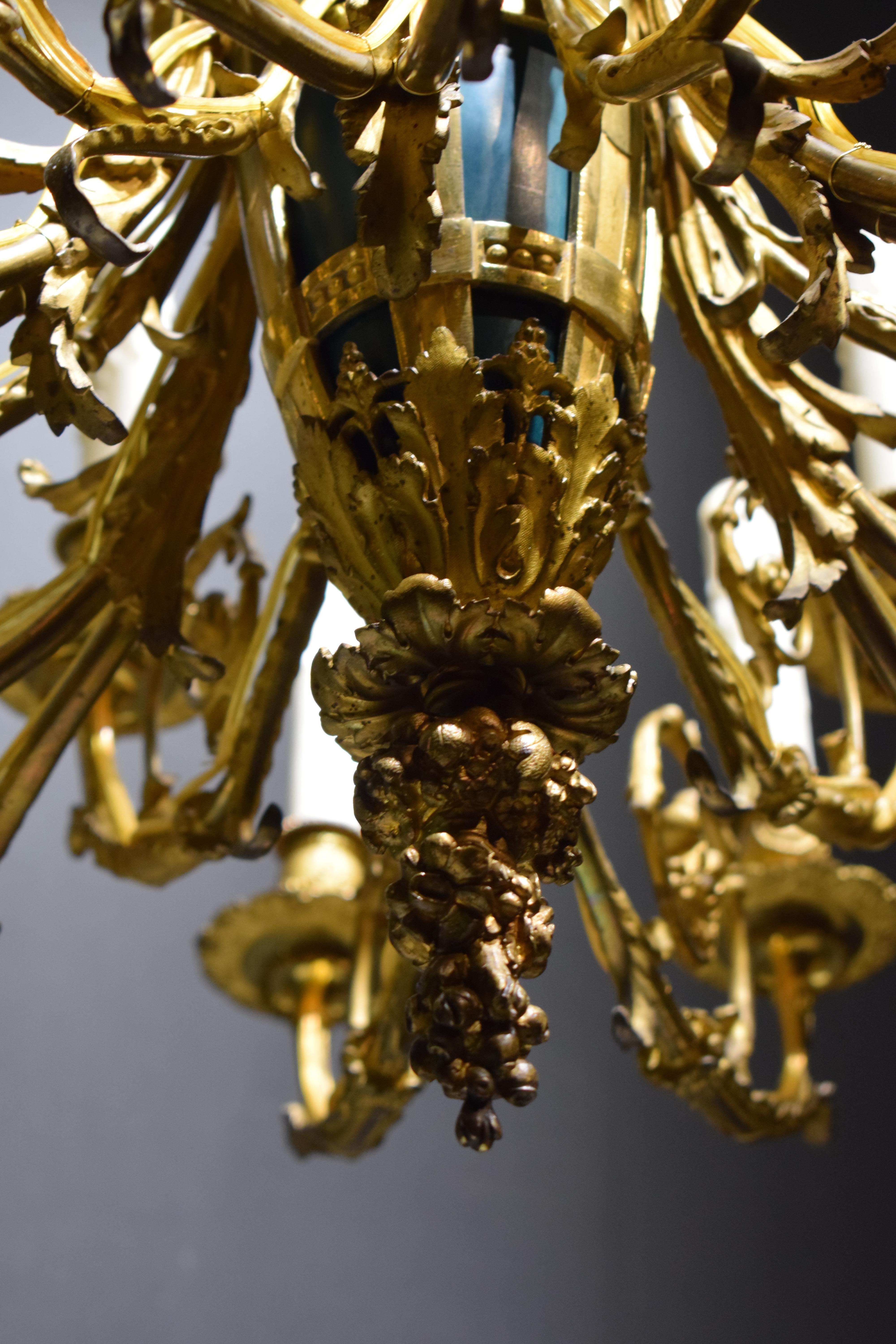 Vergoldeter Bronze-Kronleuchter, ursprünglich für Kerzen (Spätes 19. Jahrhundert) im Angebot