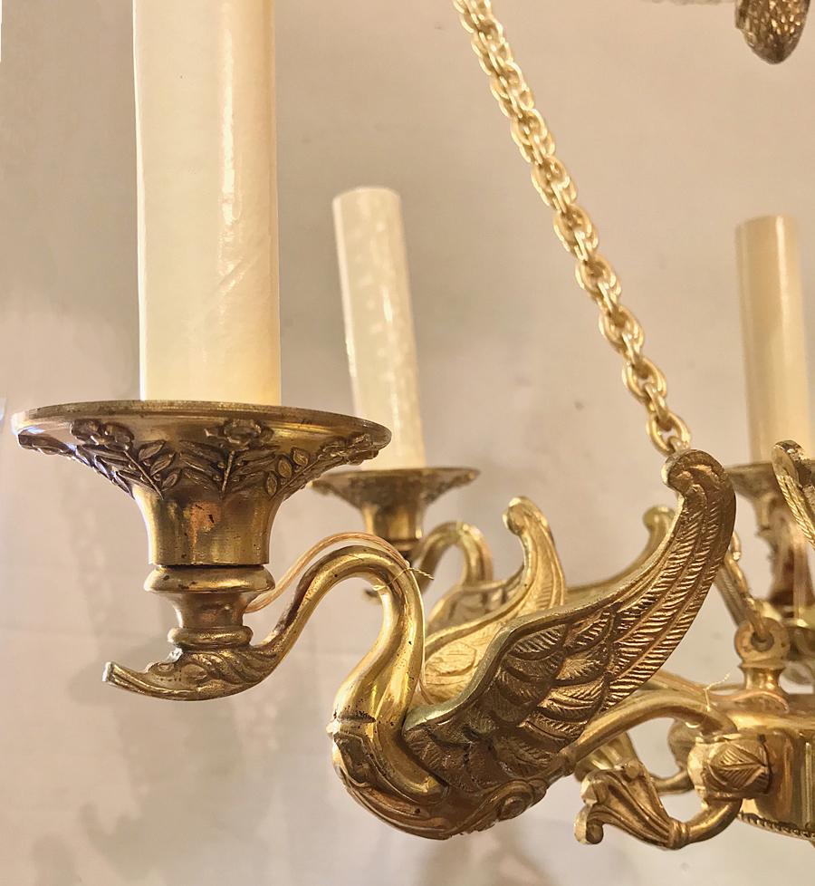 Vergoldeter Bronze-Kronleuchter mit Kristalleinsätzen im Zustand „Gut“ in New York, NY