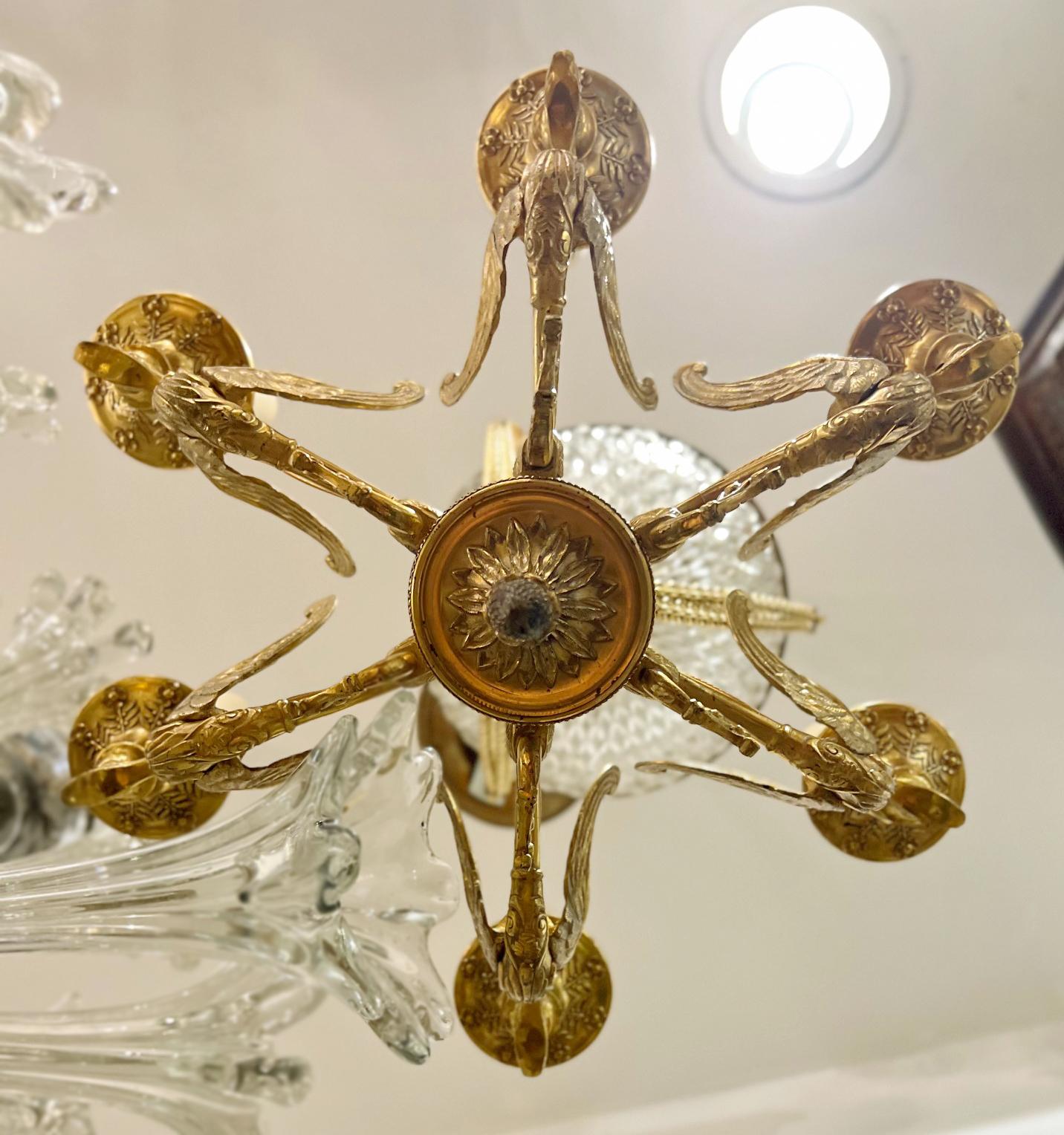 Vergoldeter Bronze-Kronleuchter mit Kristalleinsätzen 4