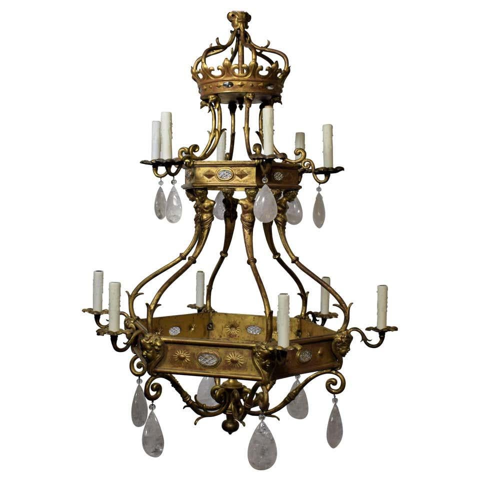 Néoclassique Lustre en bronze doré avec pendentifs en cristal de roche en vente