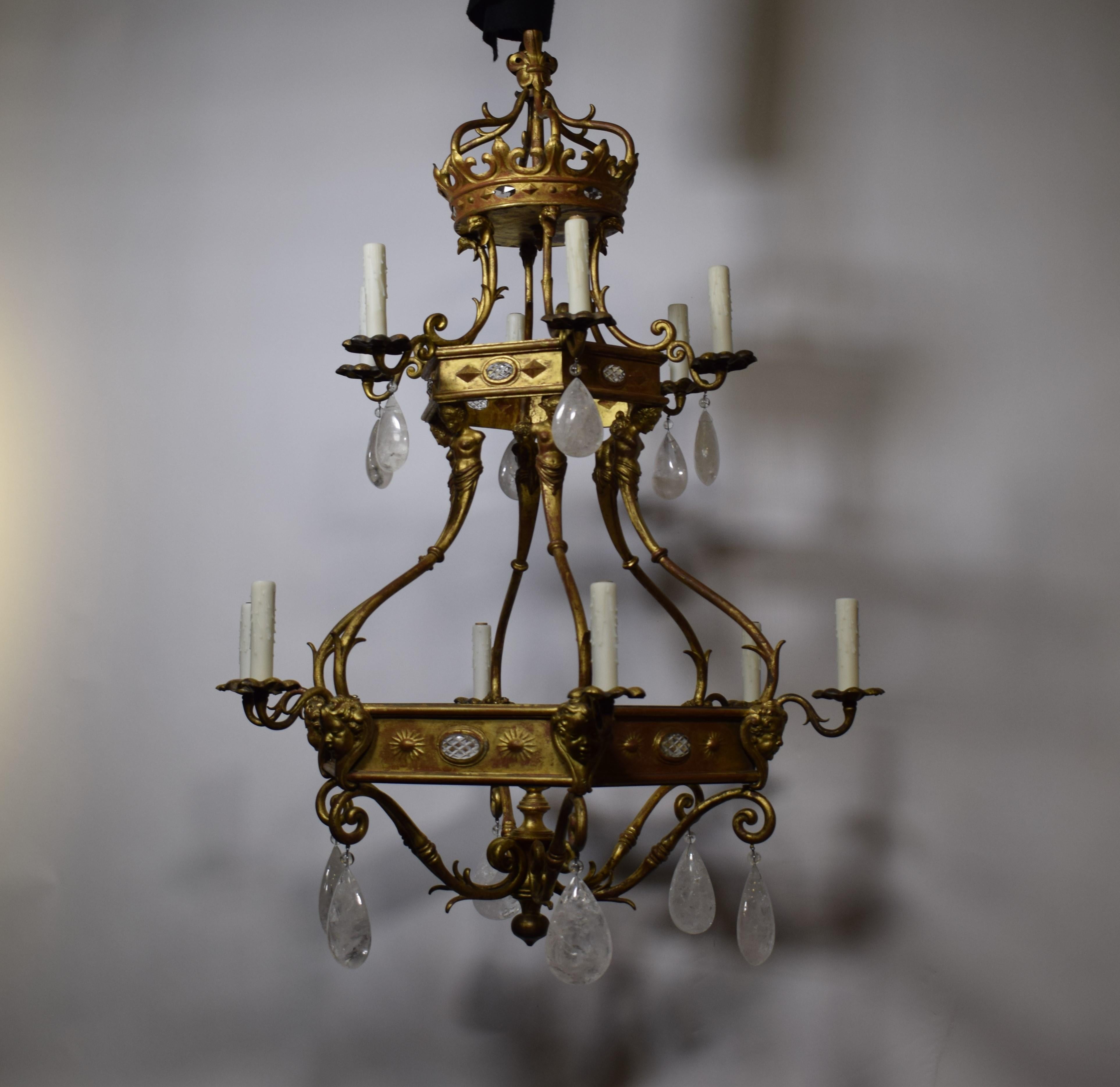Français Lustre en bronze doré avec pendentifs en cristal de roche en vente