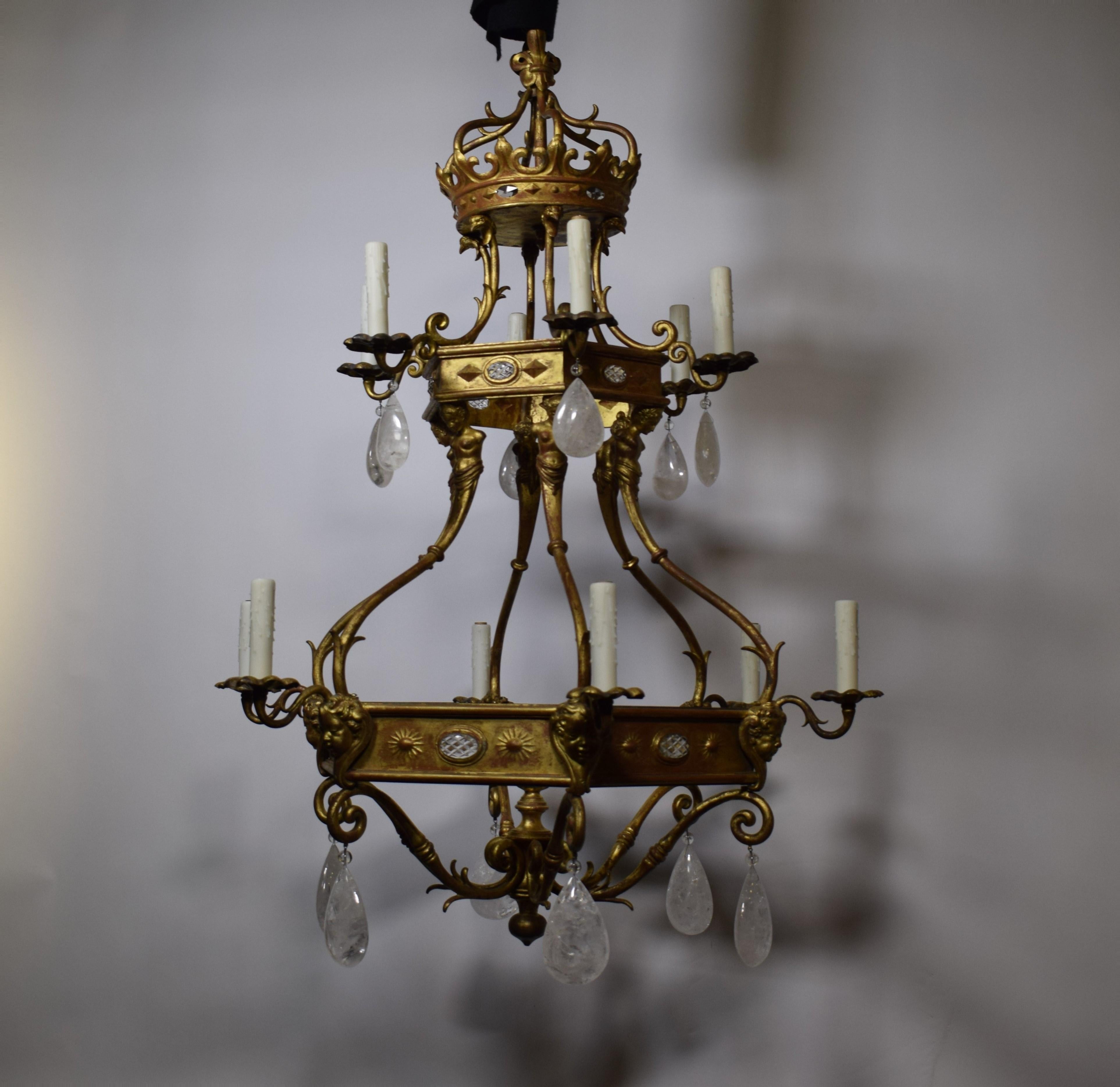 Début du 20ème siècle Lustre en bronze doré avec pendentifs en cristal de roche en vente
