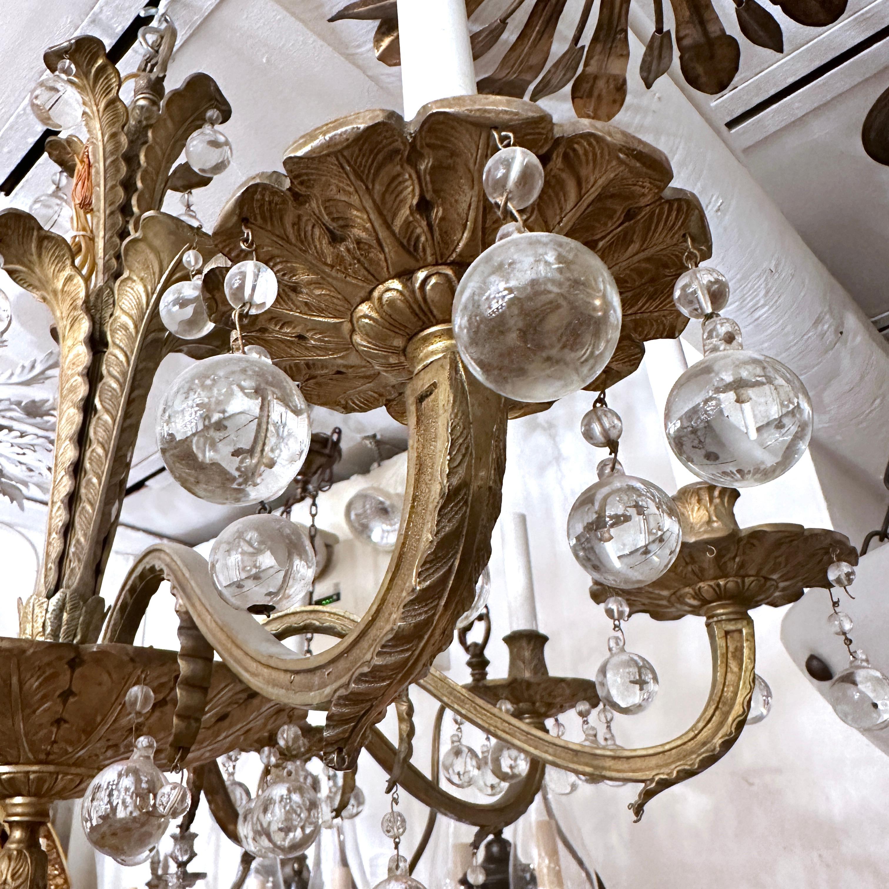 Lampadario francese a fogliame in bronzo dorato del 1920 circa, con gocce di vetro rotonde e 8 bracci. Fogliame sul corpo.

Misure:
Altezza: 30