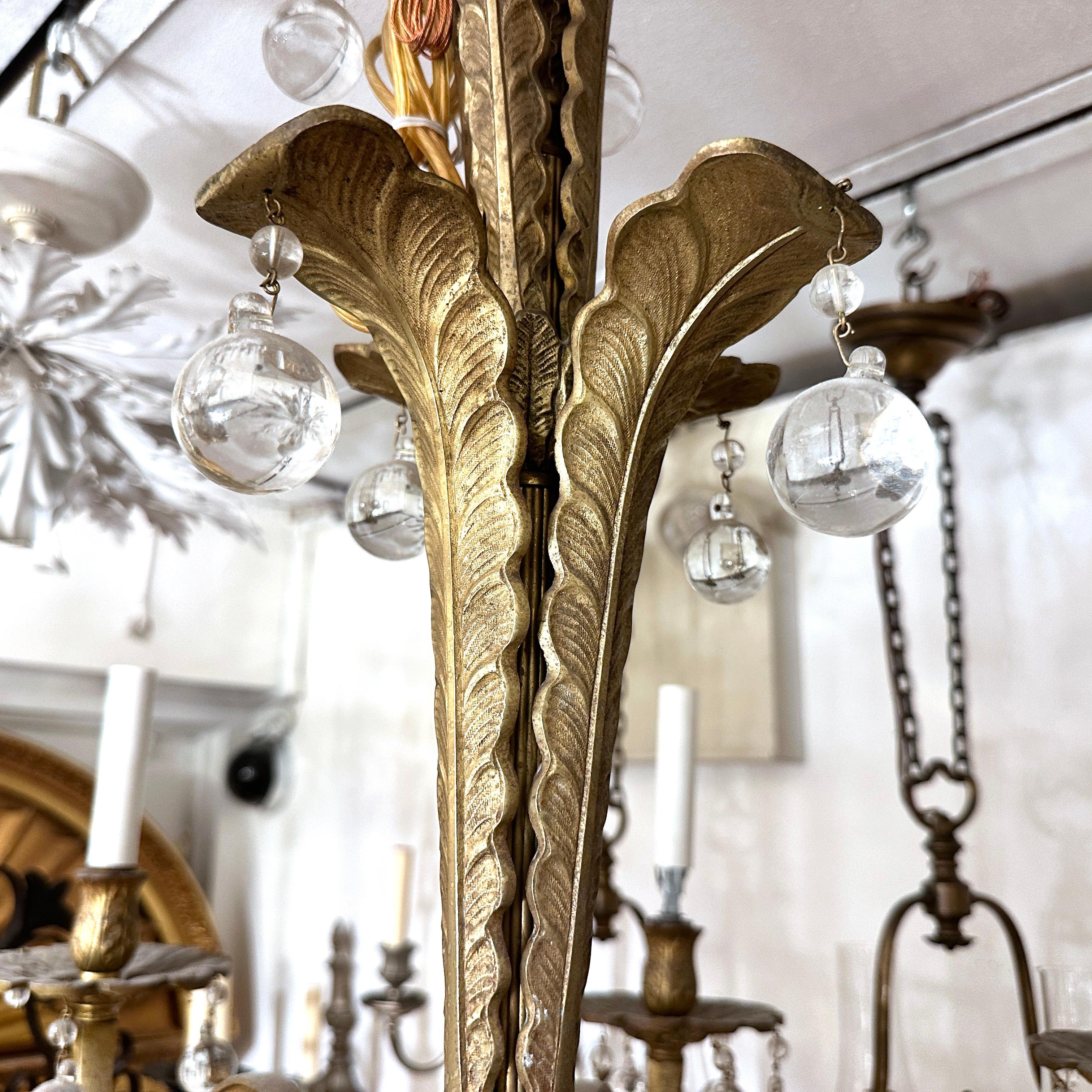 Français Lustre en bronze doré avec pendentifs ronds en vente