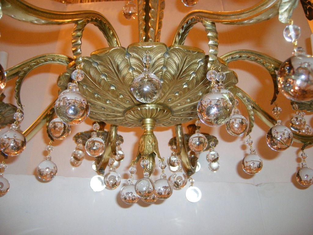 Lustre en bronze doré avec pendentifs ronds Bon état - En vente à New York, NY