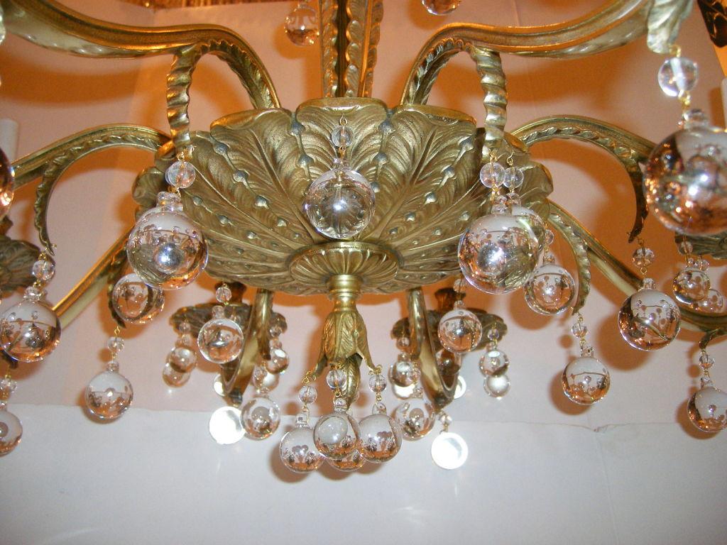 Lampadario in bronzo dorato con pendenti rotondi In condizioni buone in vendita a New York, NY