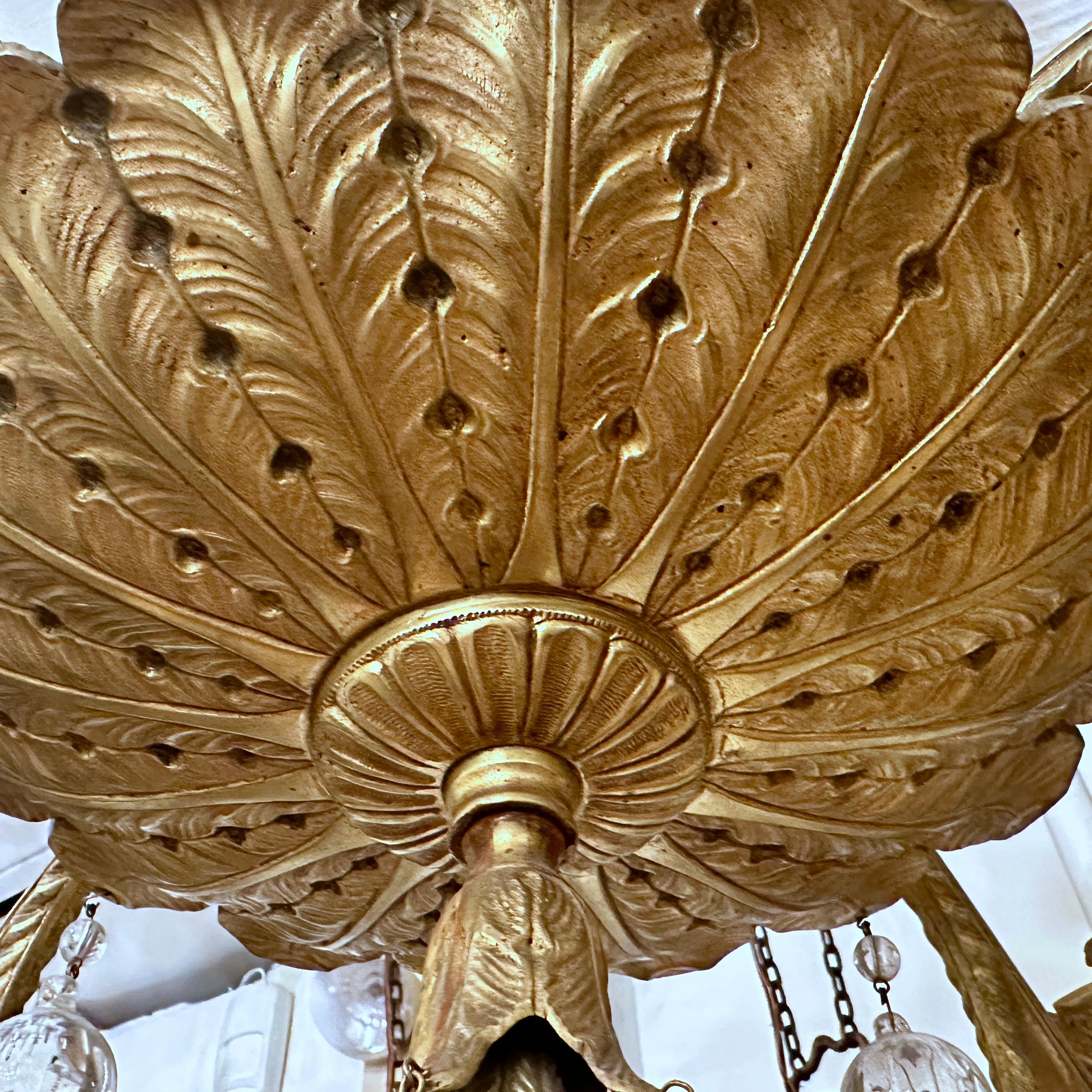 Inizio XX secolo Lampadario in bronzo dorato con pendenti rotondi in vendita