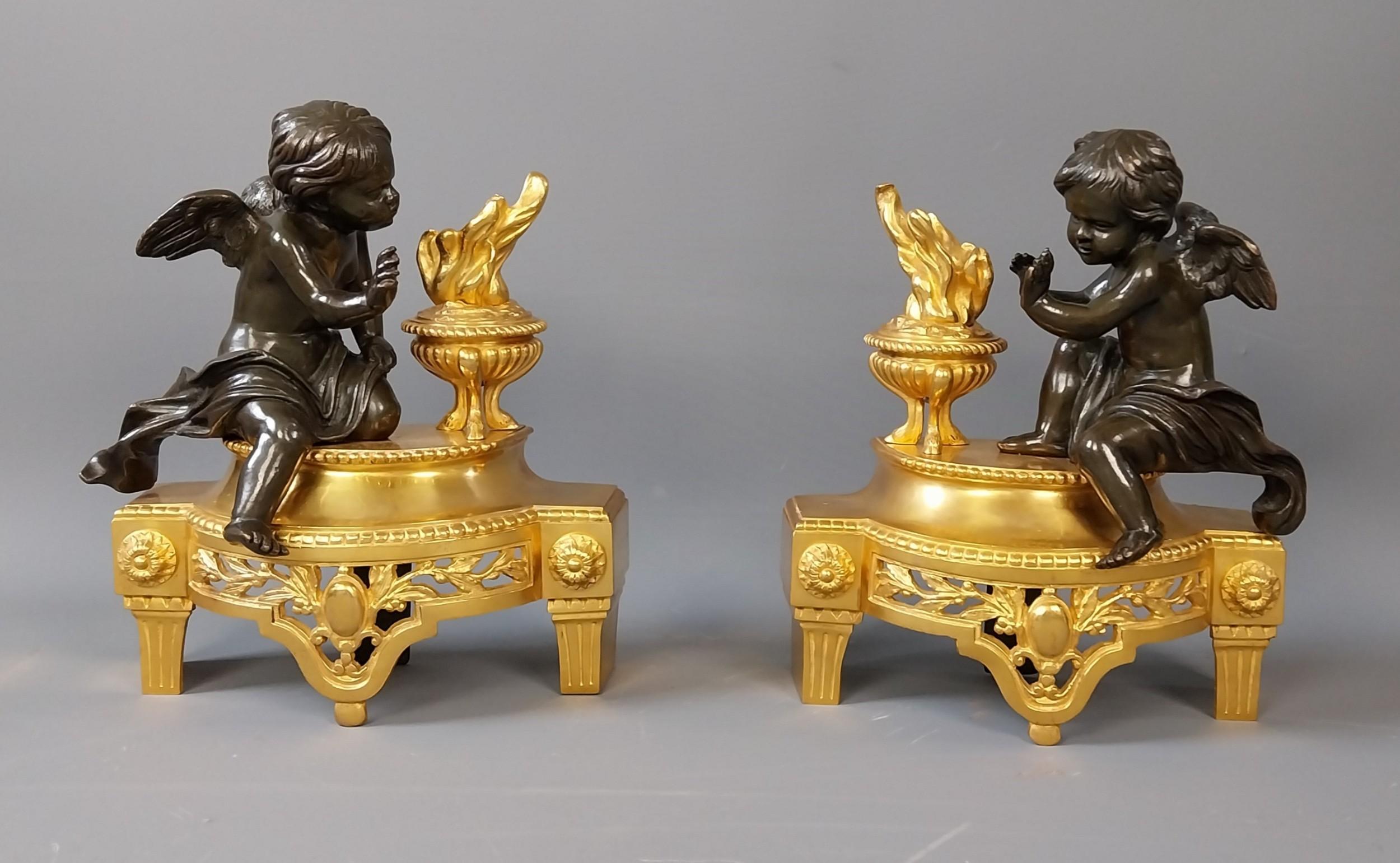Zwei antike Chenet-Andirons in Form von geflügelten Cherubinen aus Bronze, die sich die Hände wärmen, auf Ormolu-Sockeln.
Diese exquisiten antiken Cherub-Chenets aus vergoldeter Bronze aus dem 19. Jahrhundert sind ein beeindruckendes Beispiel für