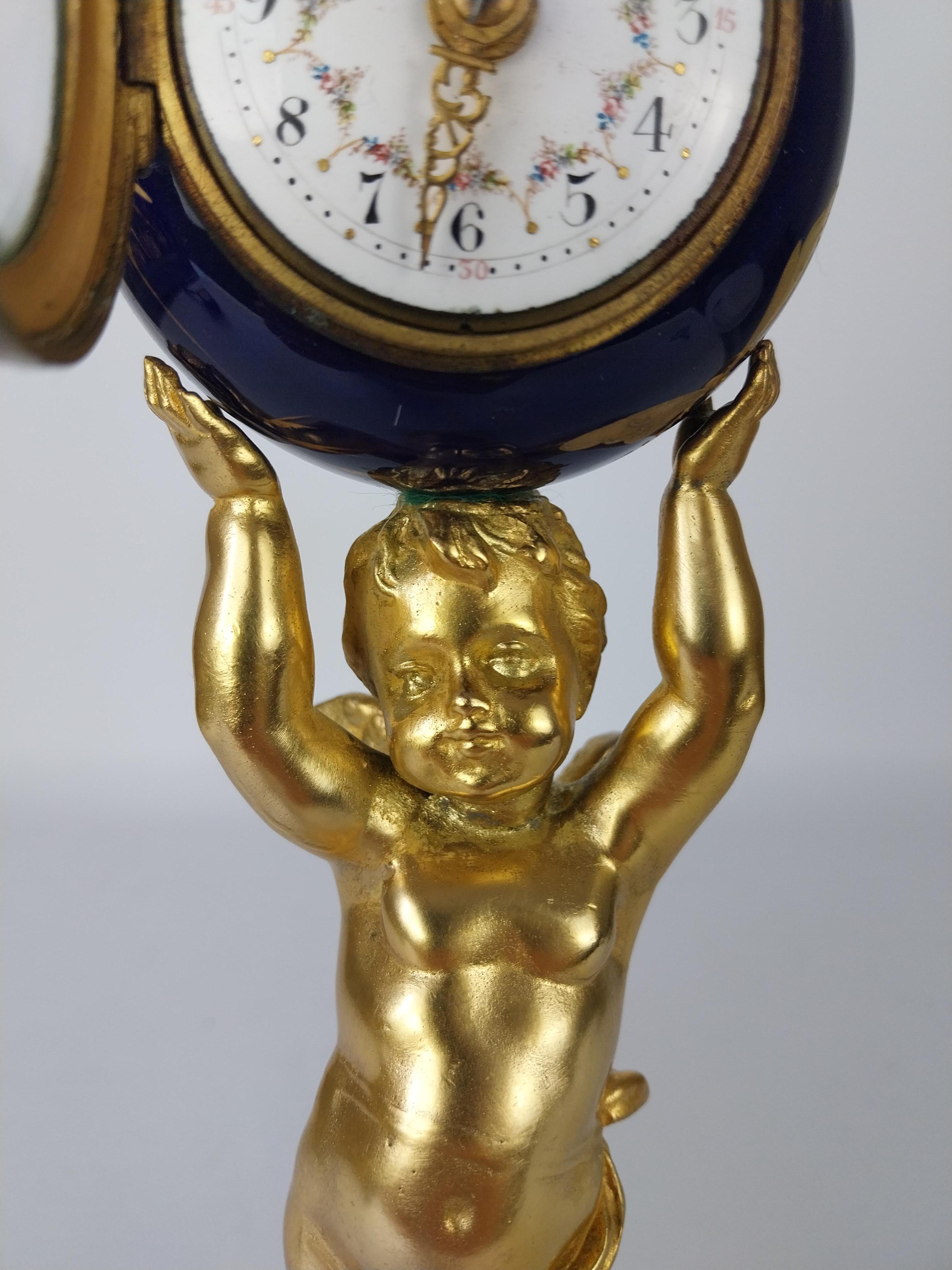 Cherub-Tischuhr aus vergoldeter Bronze, 19. Jahrhundert im Angebot 6