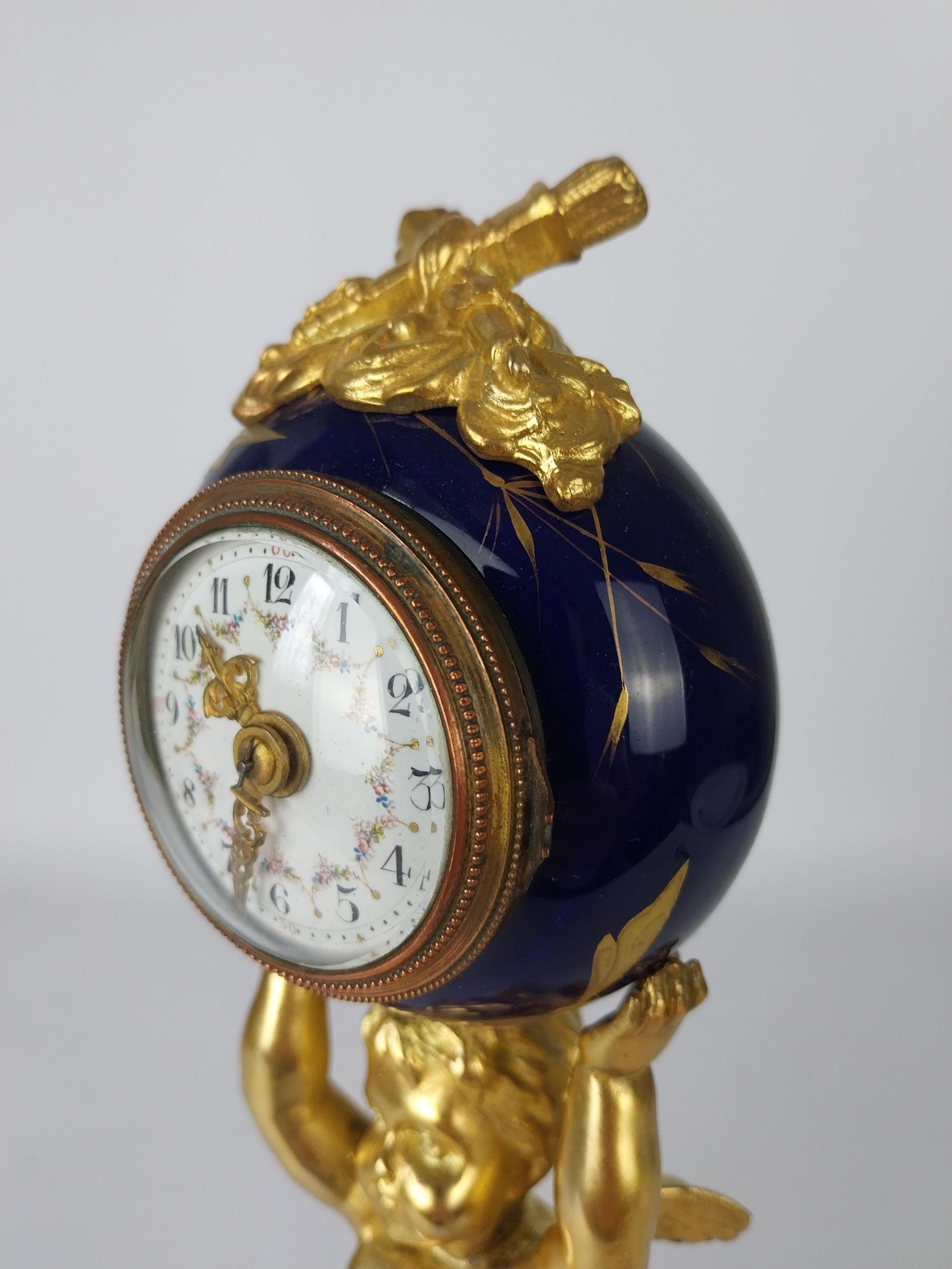 Cherub-Tischuhr aus vergoldeter Bronze, 19. Jahrhundert im Angebot 10