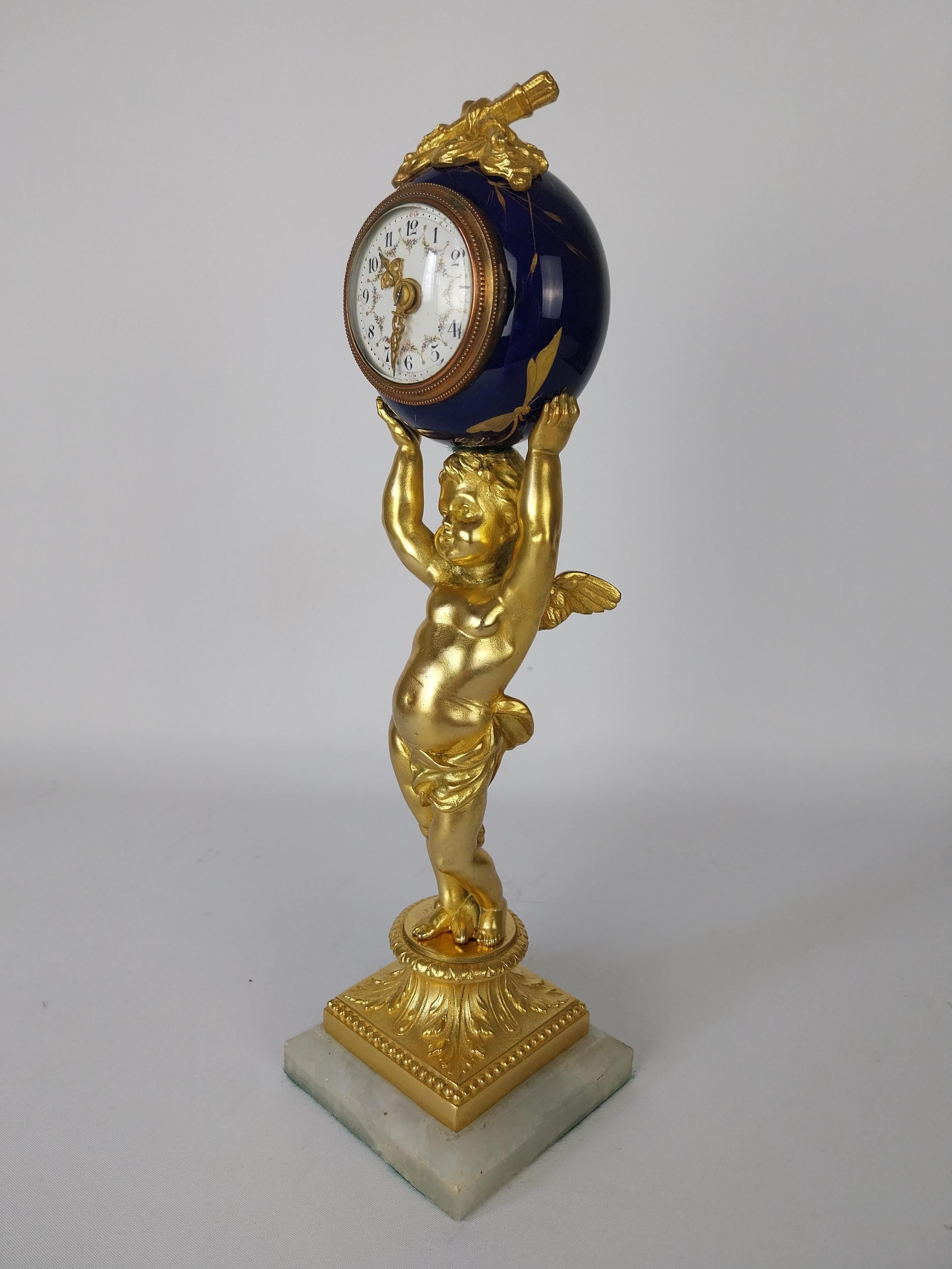 Cherub-Tischuhr aus vergoldeter Bronze, 19. Jahrhundert (Louis XVI.) im Angebot