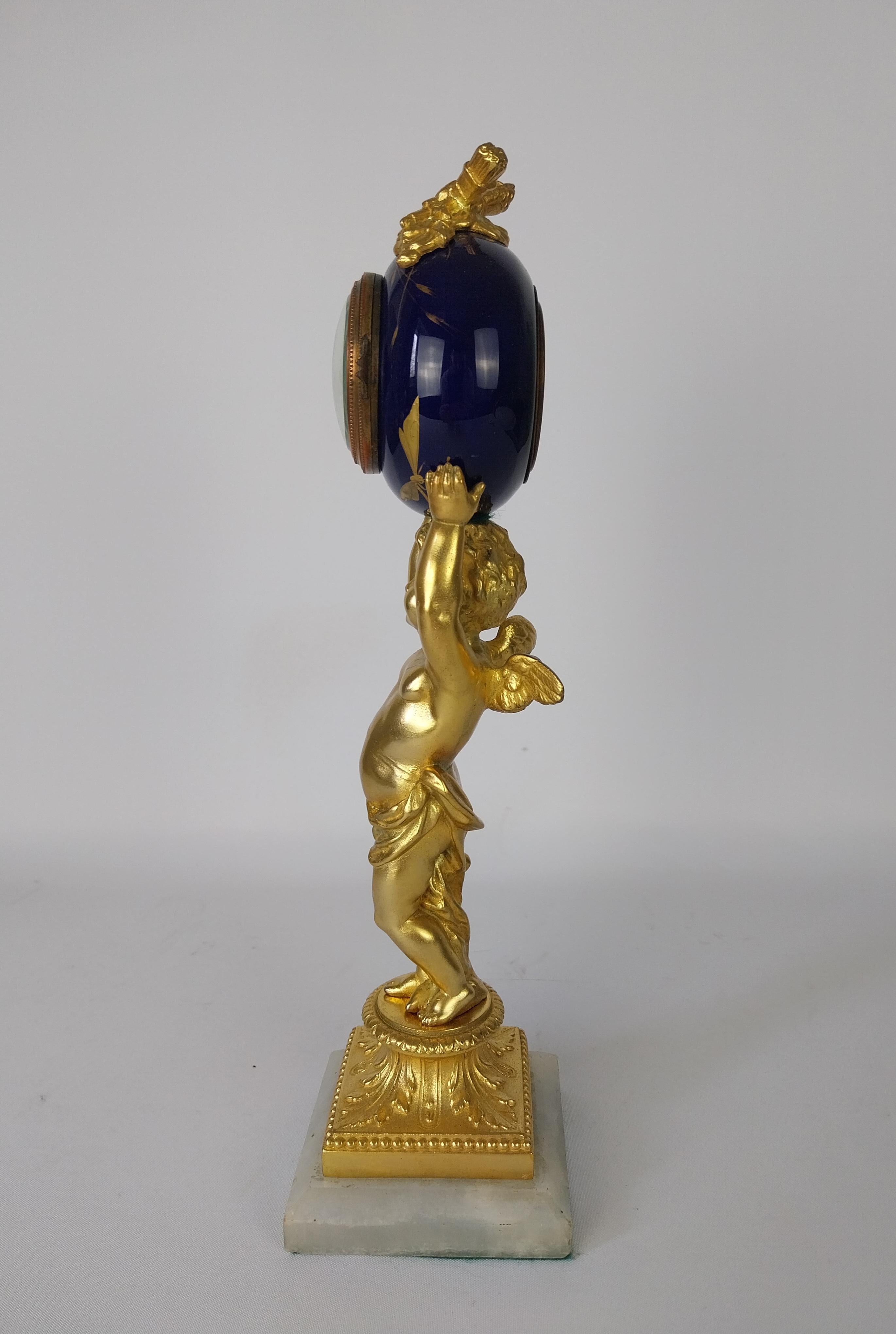 Cherub-Tischuhr aus vergoldeter Bronze, 19. Jahrhundert (Französisch) im Angebot
