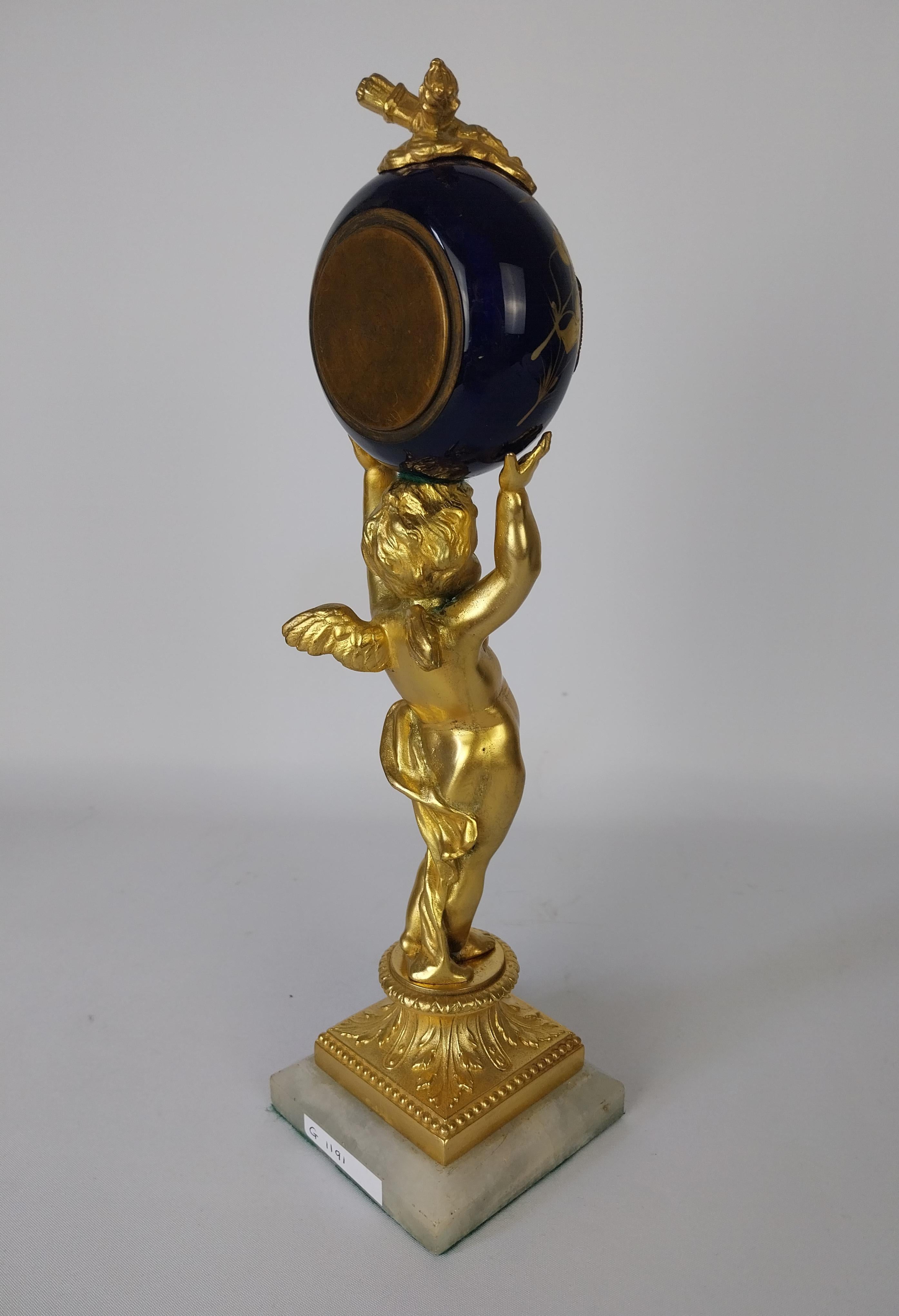 Cherub-Tischuhr aus vergoldeter Bronze, 19. Jahrhundert im Angebot 1
