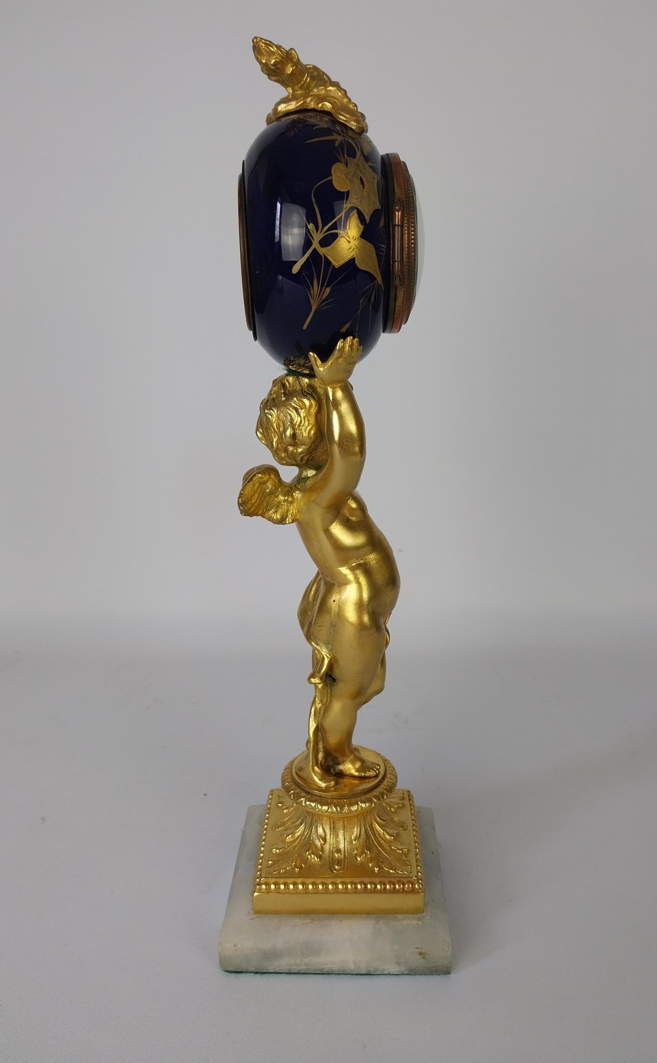 Cherub-Tischuhr aus vergoldeter Bronze, 19. Jahrhundert im Angebot 2